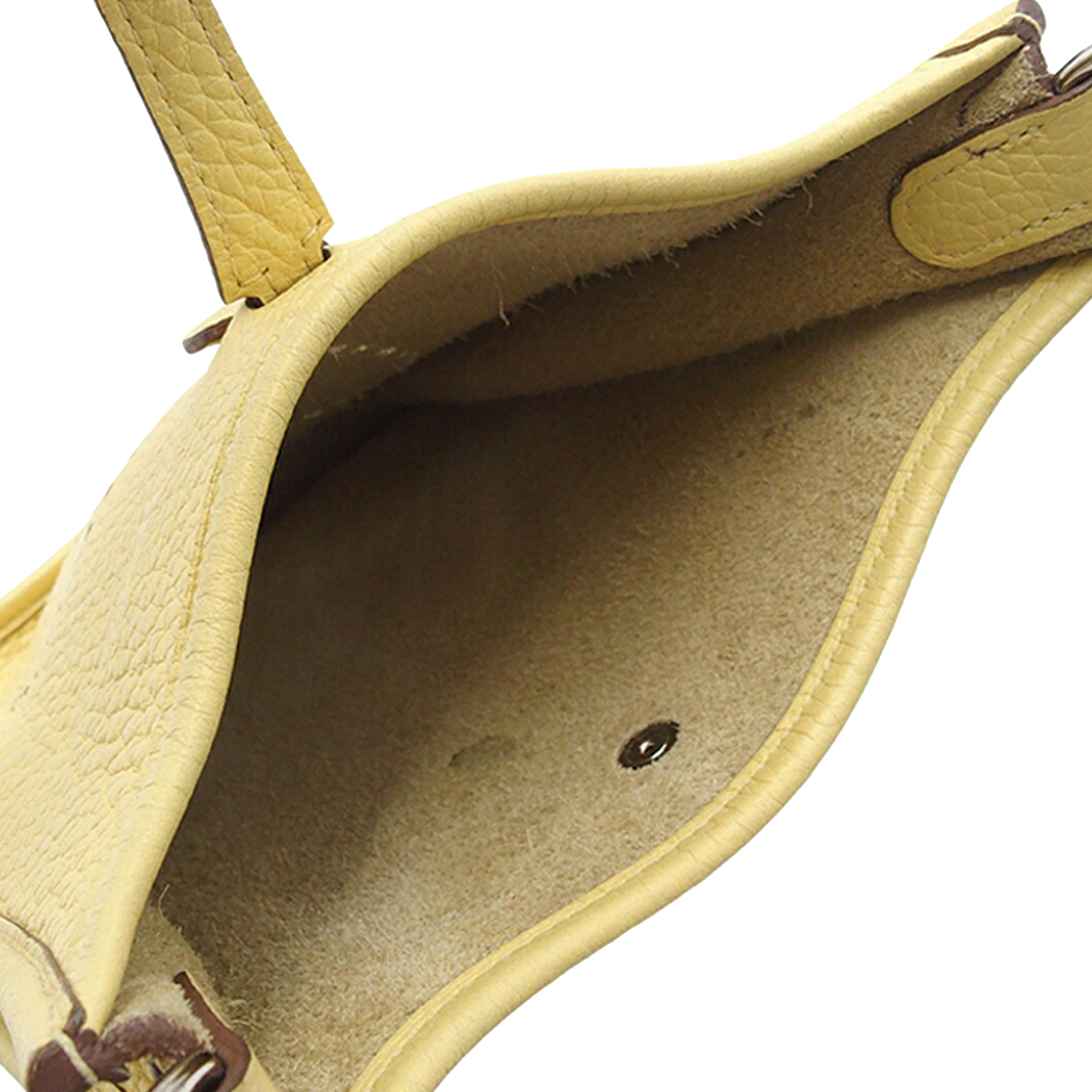 Hermès Clemence Evelyne Tpm, från Luxclusif, i färgen light yellow. Klicka för att öppna bilden i stort format