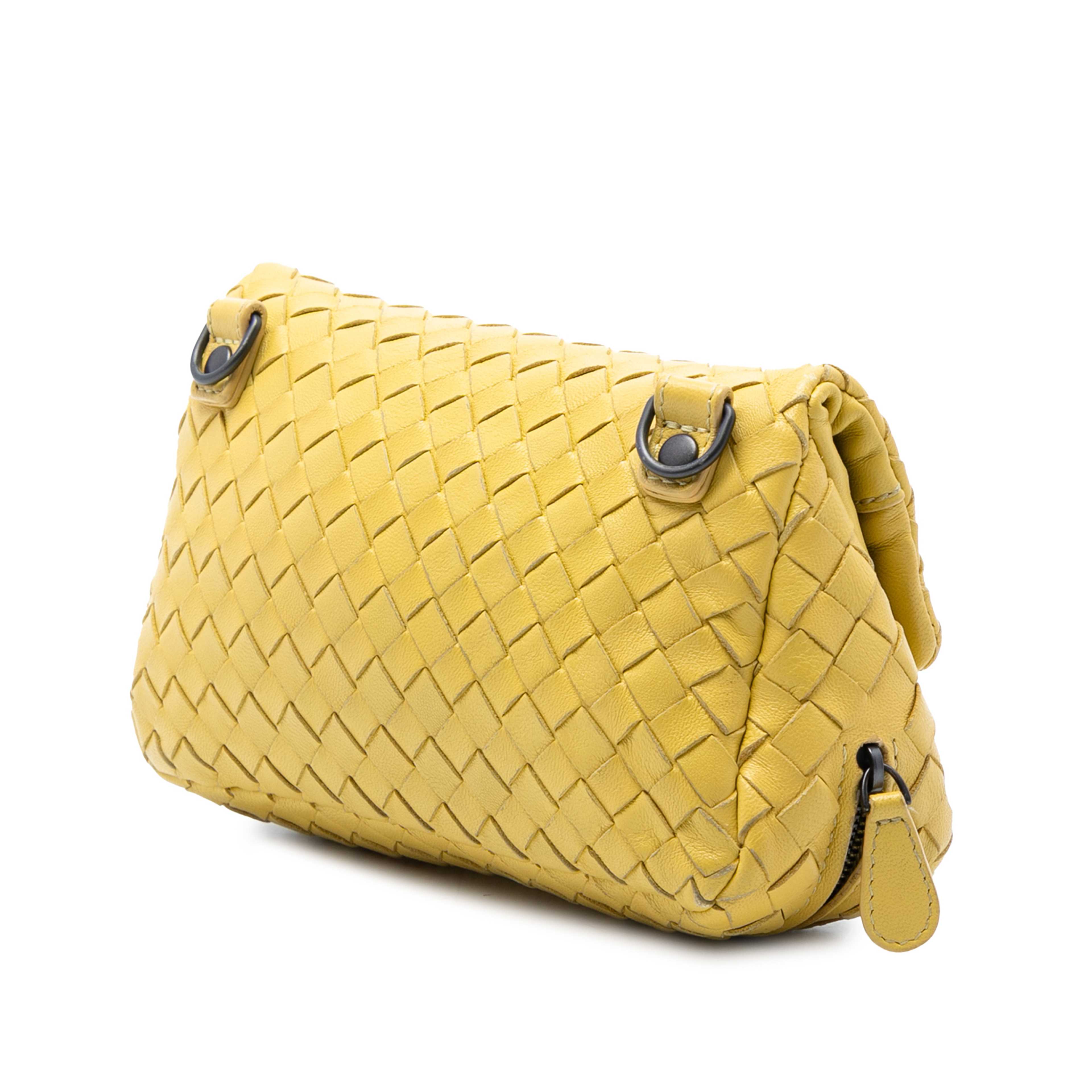 Bottega Veneta Mini Nappa Intrecciato Expandable Chain Flap Crossbody, från Luxclusif, i färgen gul. Klicka för att öppna bilden i stort format