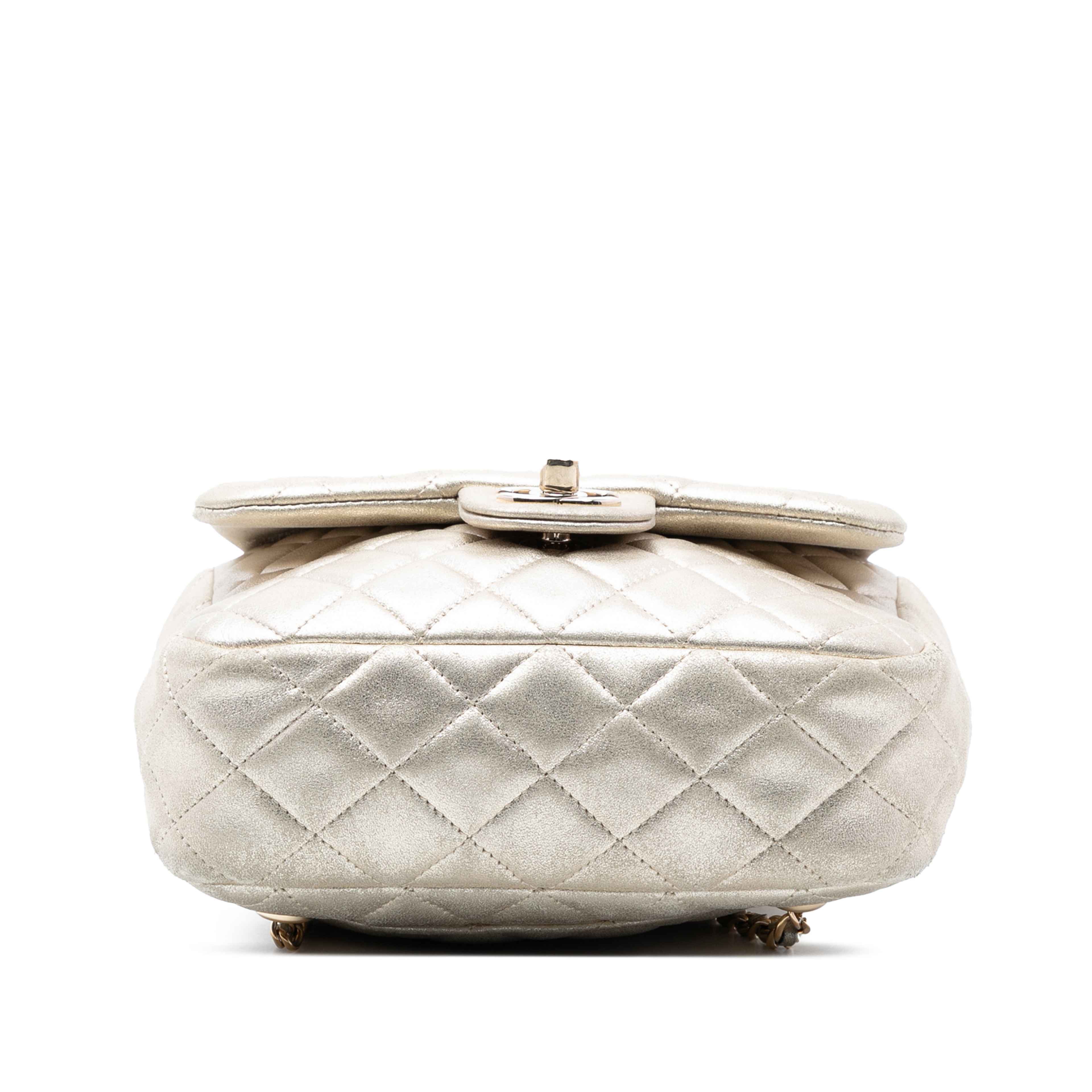 Chanel Small Metallic Lambskin In Seoul Backpack, från Luxclusif, i färgen light gold. Klicka för att öppna bilden i stort format