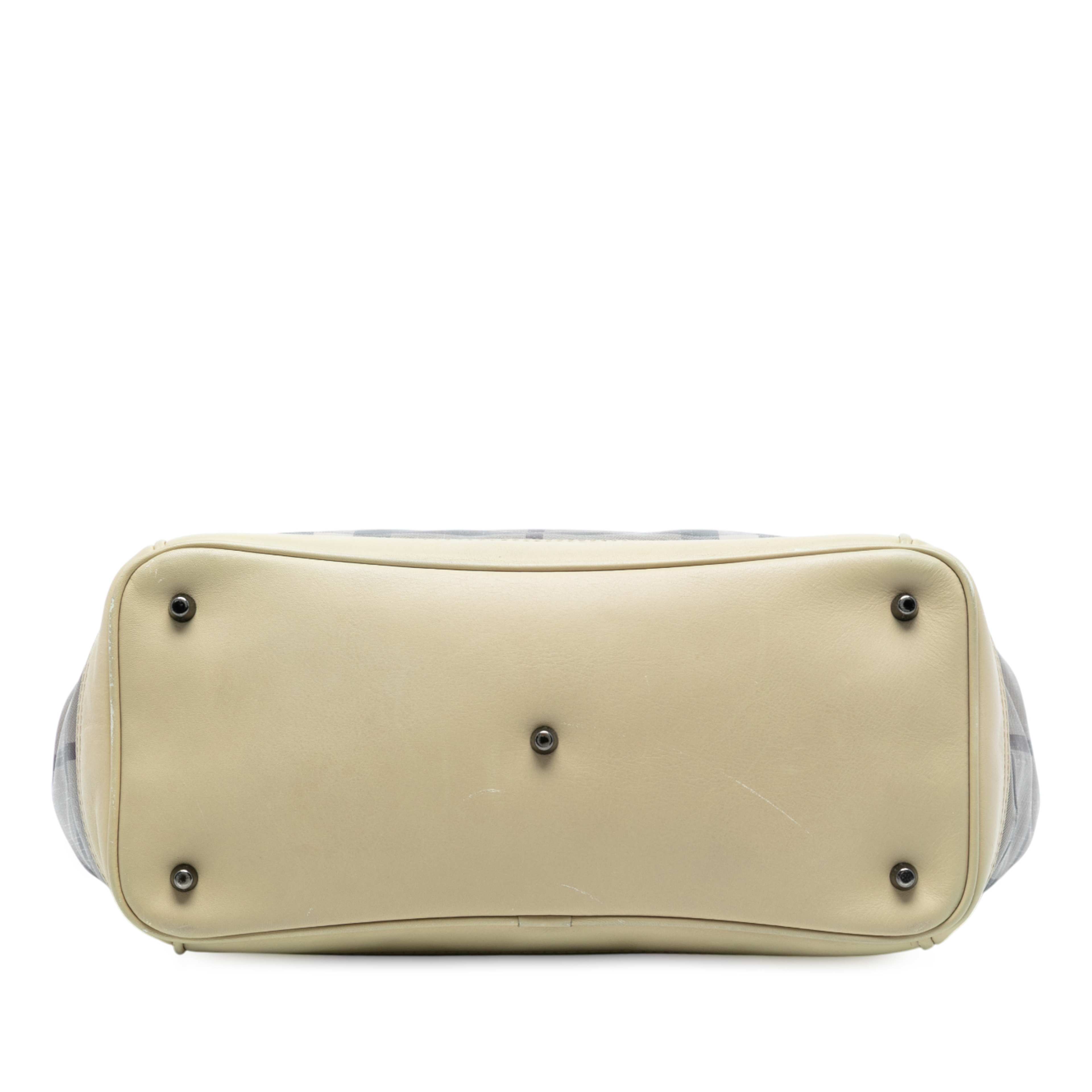 Burberry Smoked Check Coated Canvas Handbag, från Luxclusif, i färgen beige. Klicka för att öppna bilden i stort format