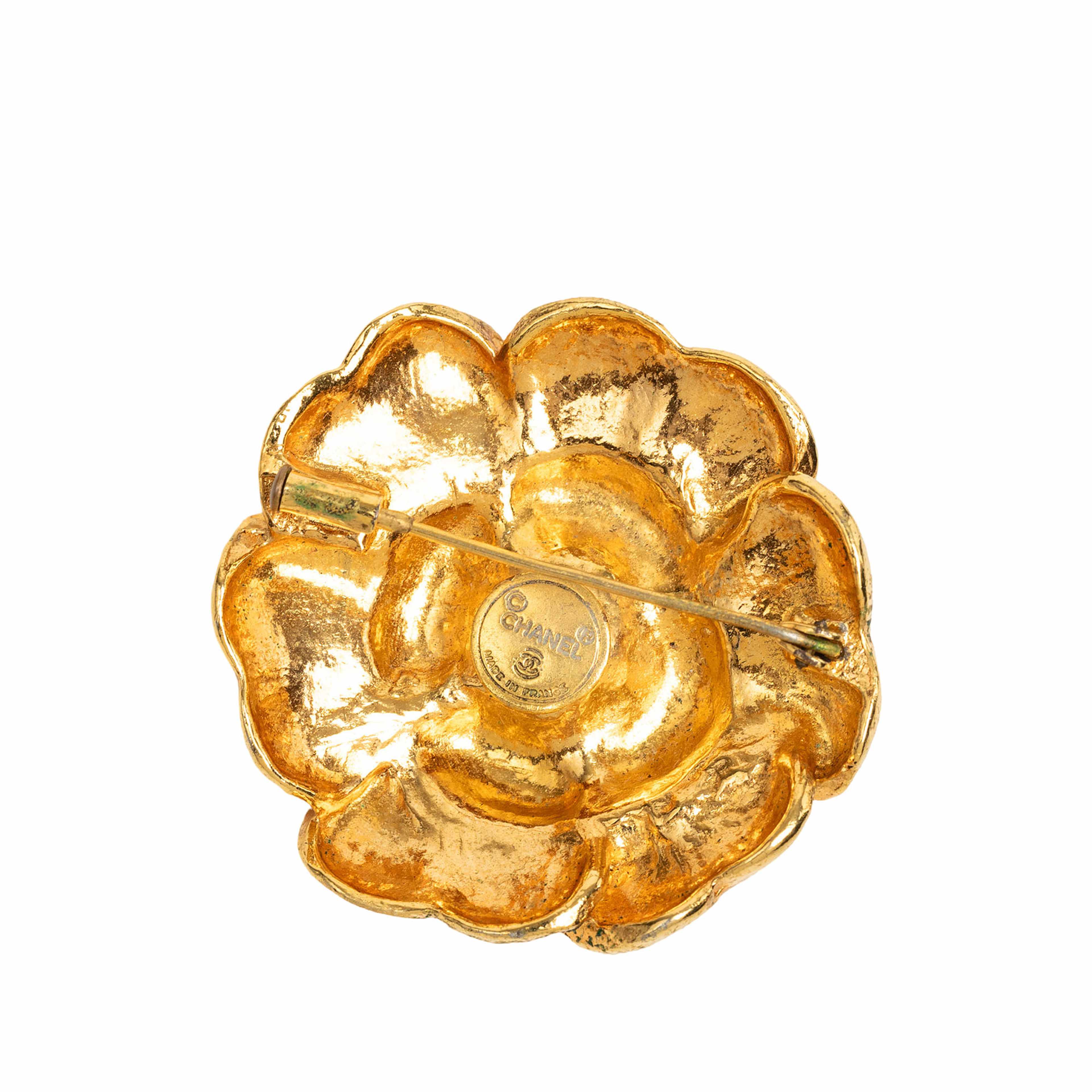 Chanel Gold Plated Camellia Brooch, från Luxclusif, i färgen guld. Klicka för att öppna bilden i stort format