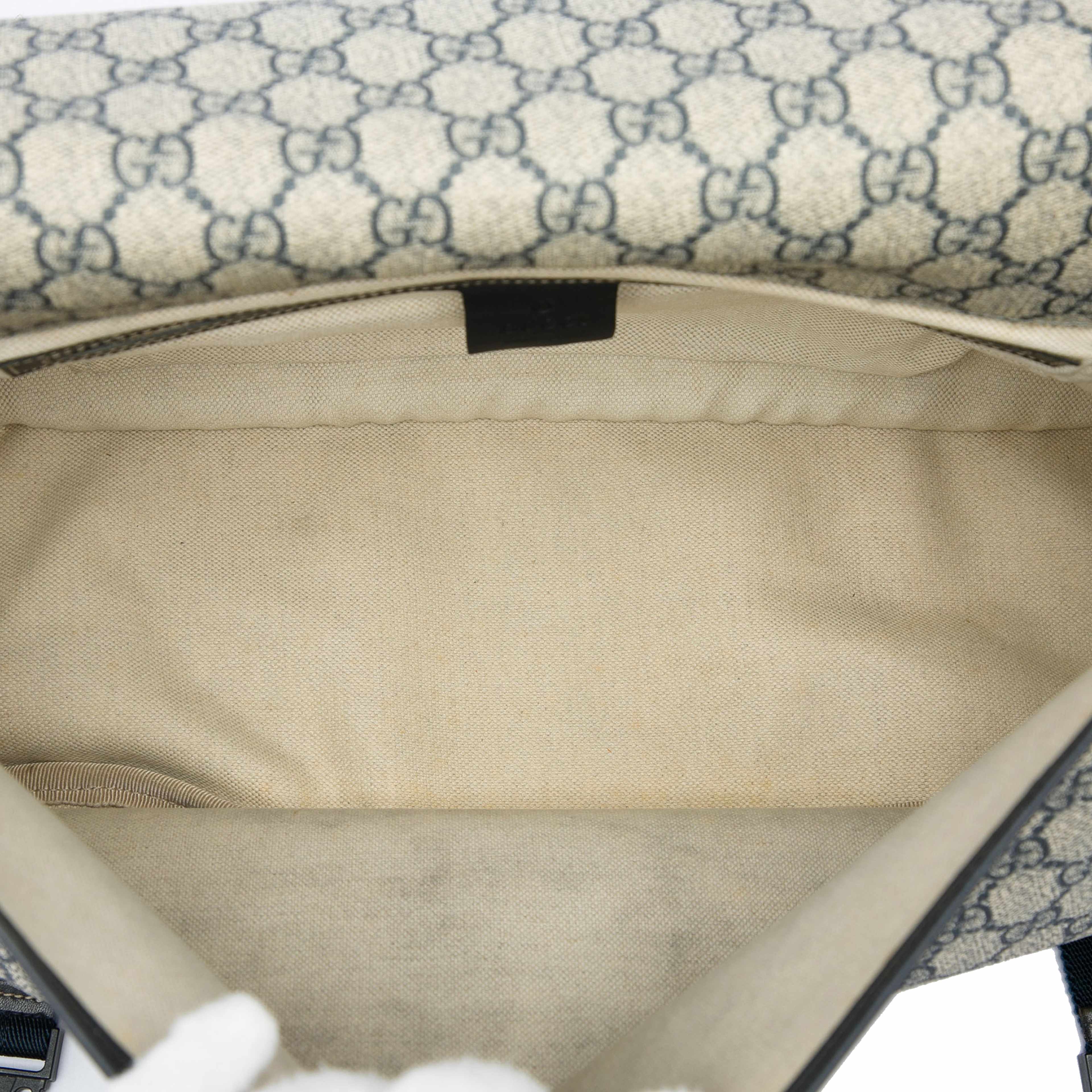 Gucci Gg Supreme Messenger Bag, från Luxclusif, i färgen beige. Klicka för att öppna bilden i stort format