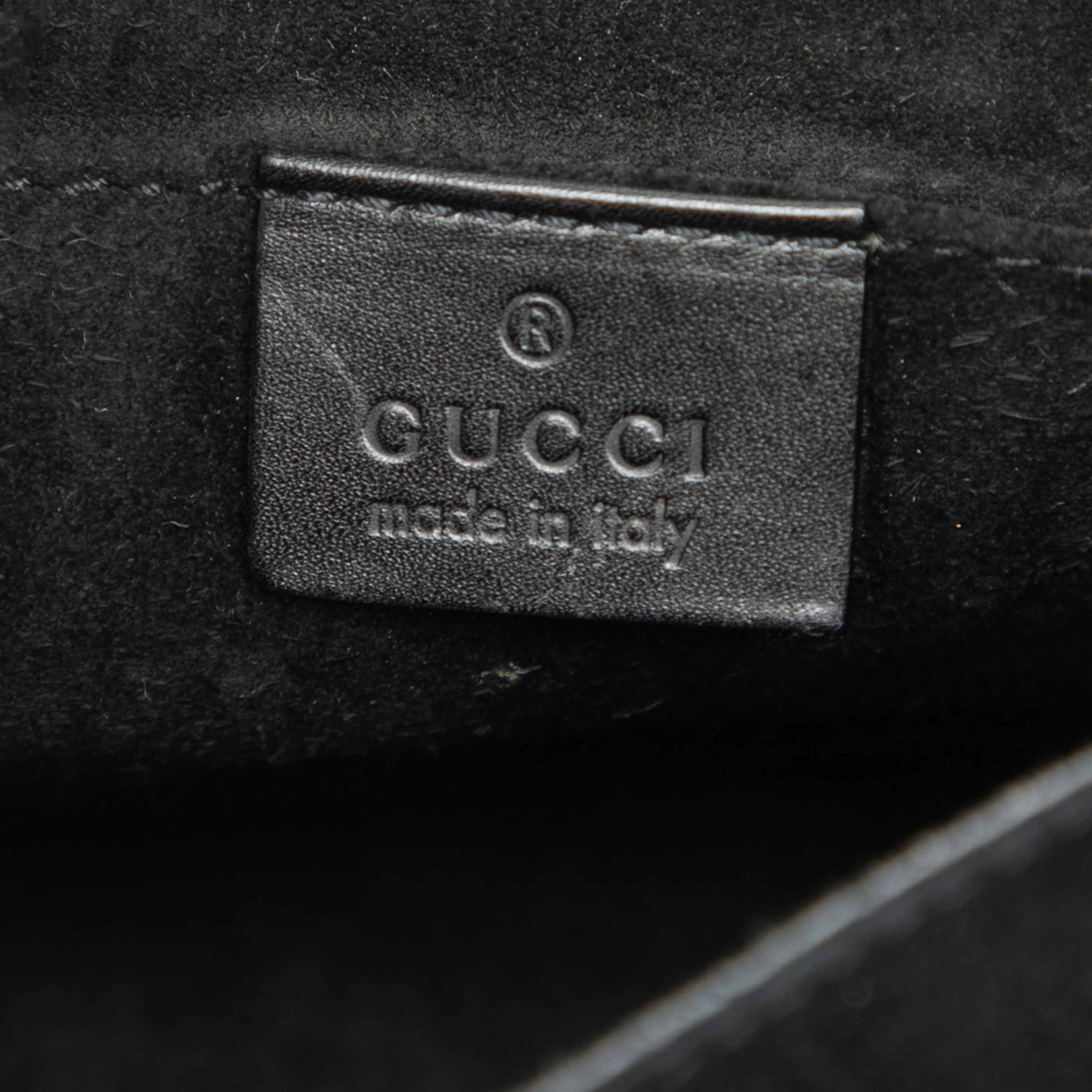Gucci Suede Heart Crossbody, från Luxclusif, i färgen svart. Klicka för att öppna bilden i stort format