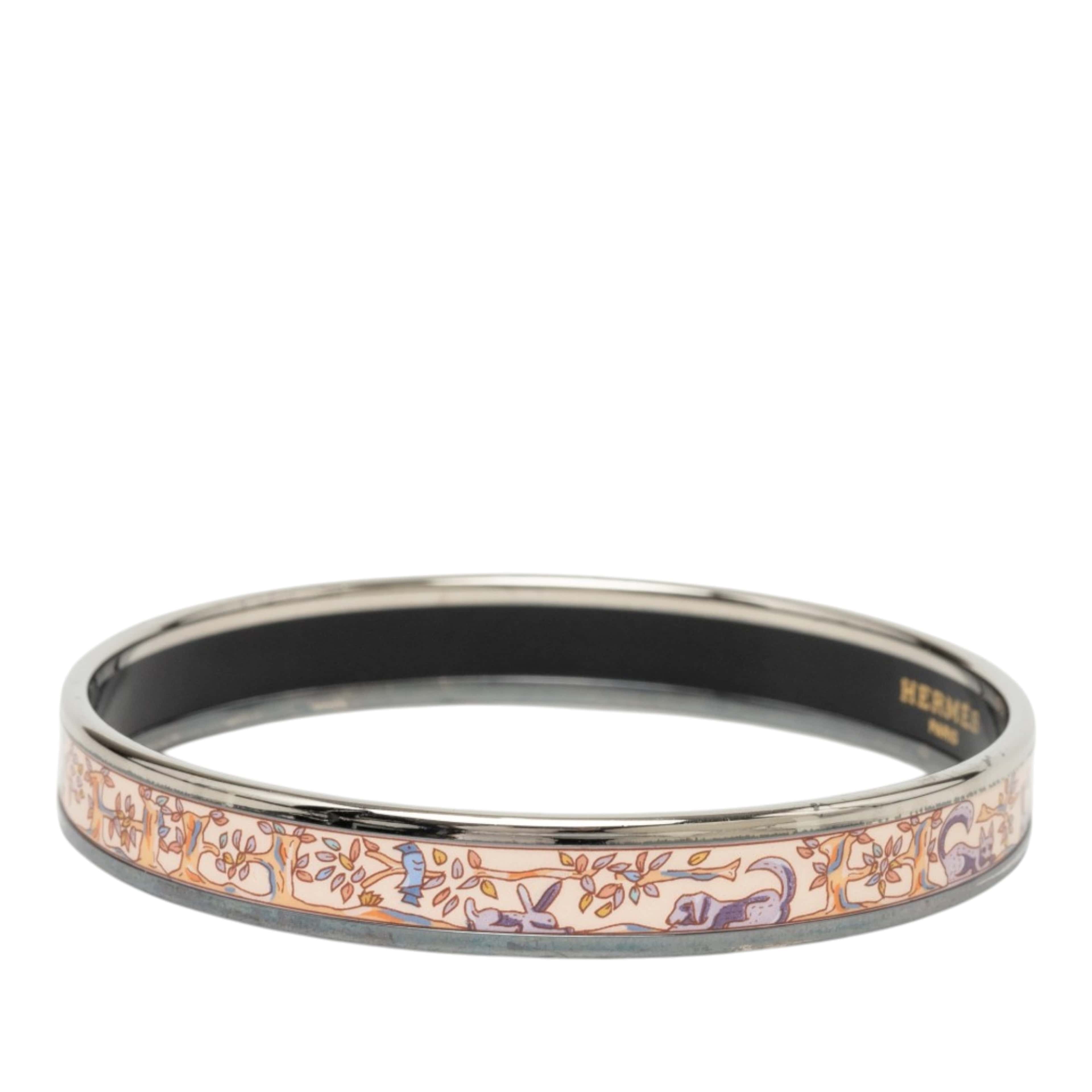 Hermès Narrow Enamel Forest Animals Bangle Bracelet 65, från Luxclusif, i färgen rosa. Klicka för att öppna bilden i stort format