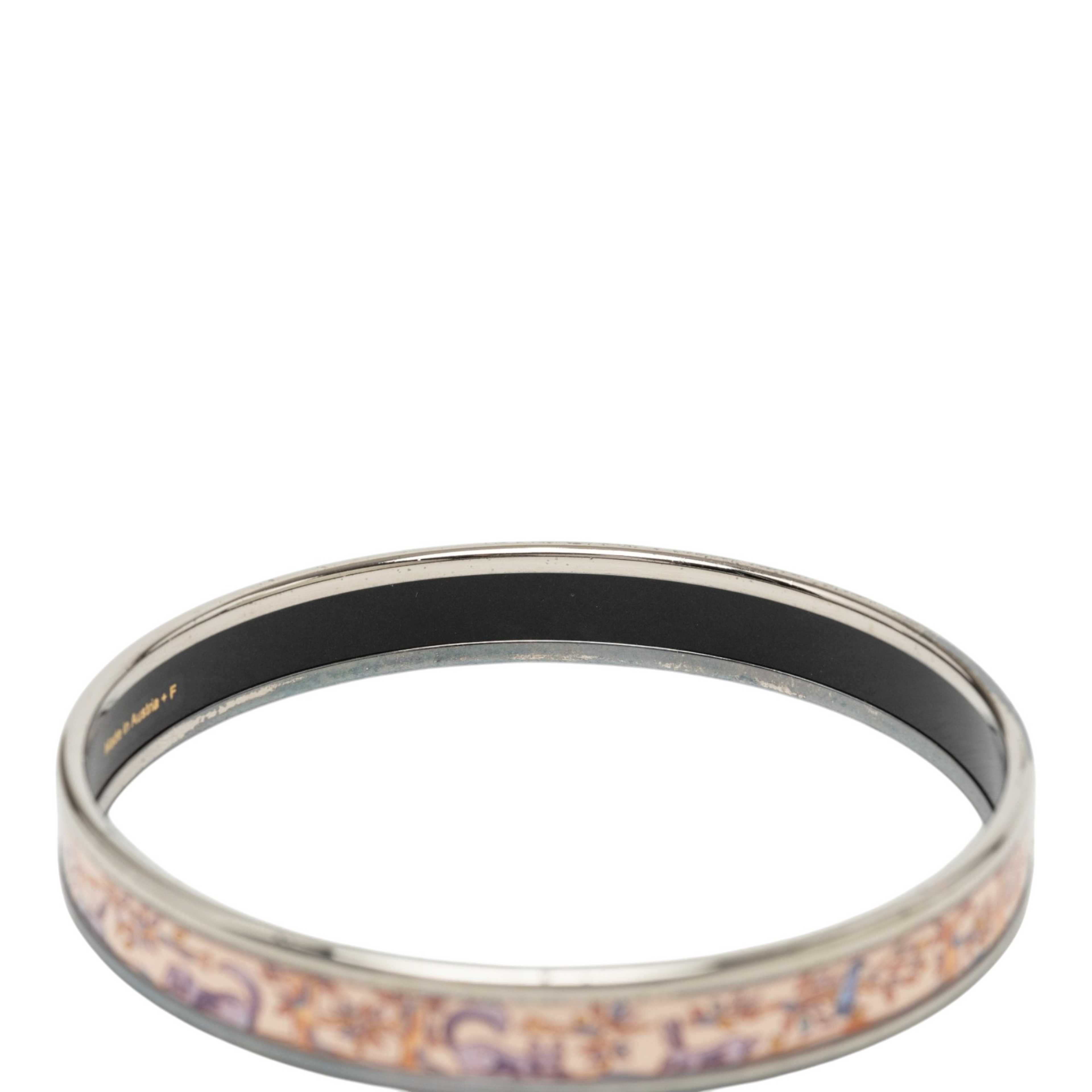 Hermès Narrow Enamel Forest Animals Bangle Bracelet 65, från Luxclusif, i färgen rosa. Klicka för att öppna bilden i stort format
