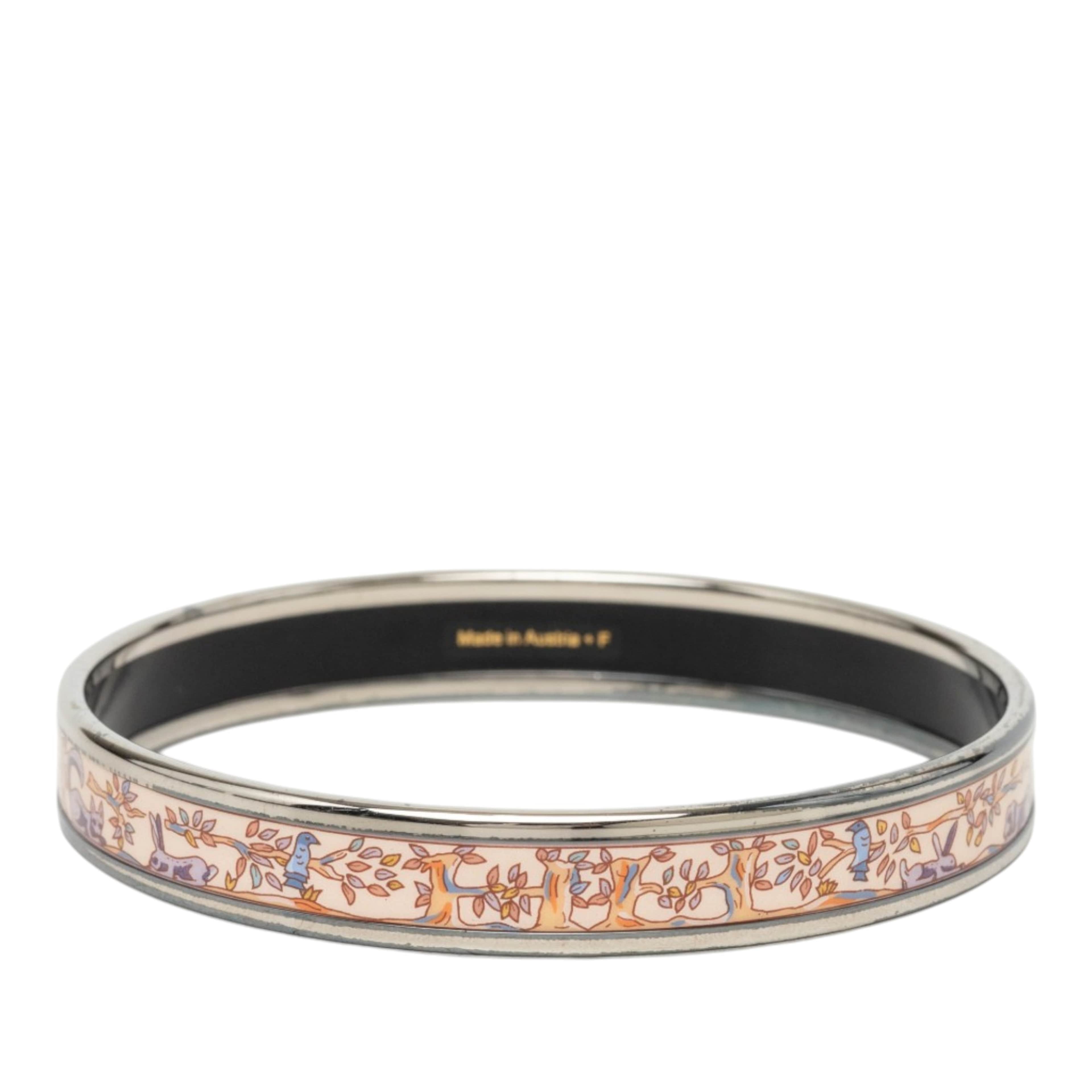 Hermès Narrow Enamel Forest Animals Bangle Bracelet 65, från Luxclusif, i färgen rosa. Klicka för att öppna bilden i stort format