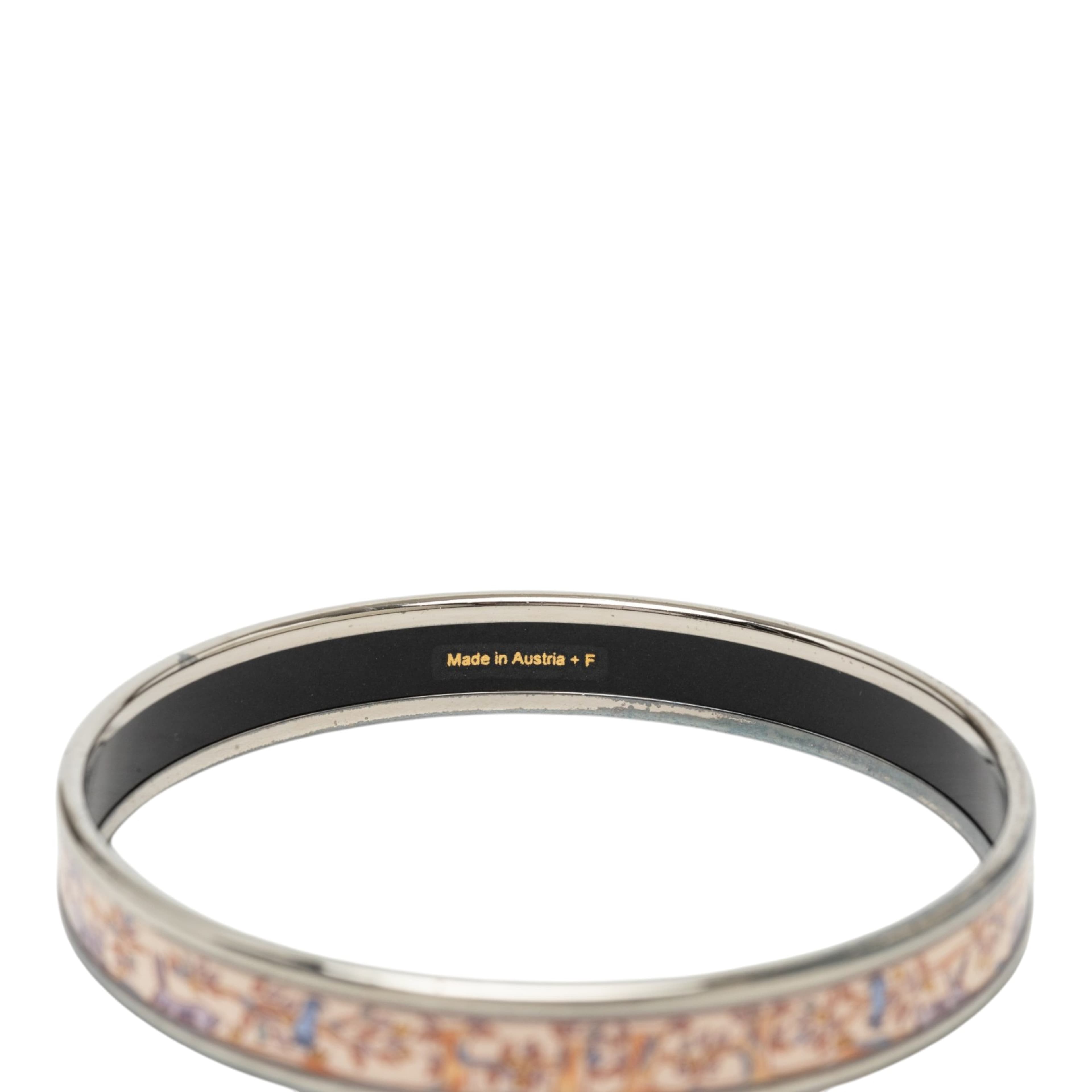 Hermès Narrow Enamel Forest Animals Bangle Bracelet 65, från Luxclusif, i färgen rosa. Klicka för att öppna bilden i stort format