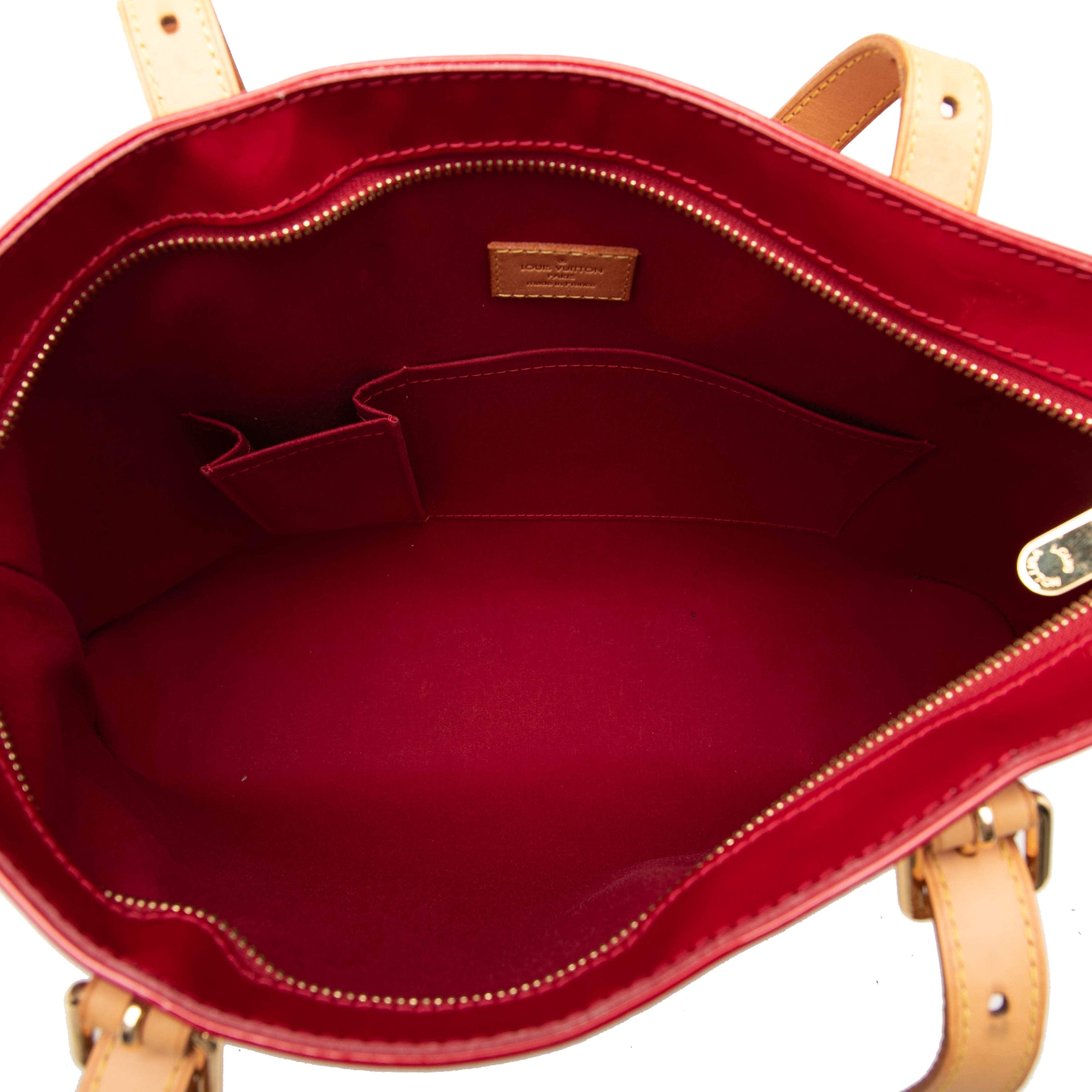 Louis Vuitton Monogram Vernis Brentwood, från Luxclusif, i färgen röd. Klicka för att öppna bilden i stort format