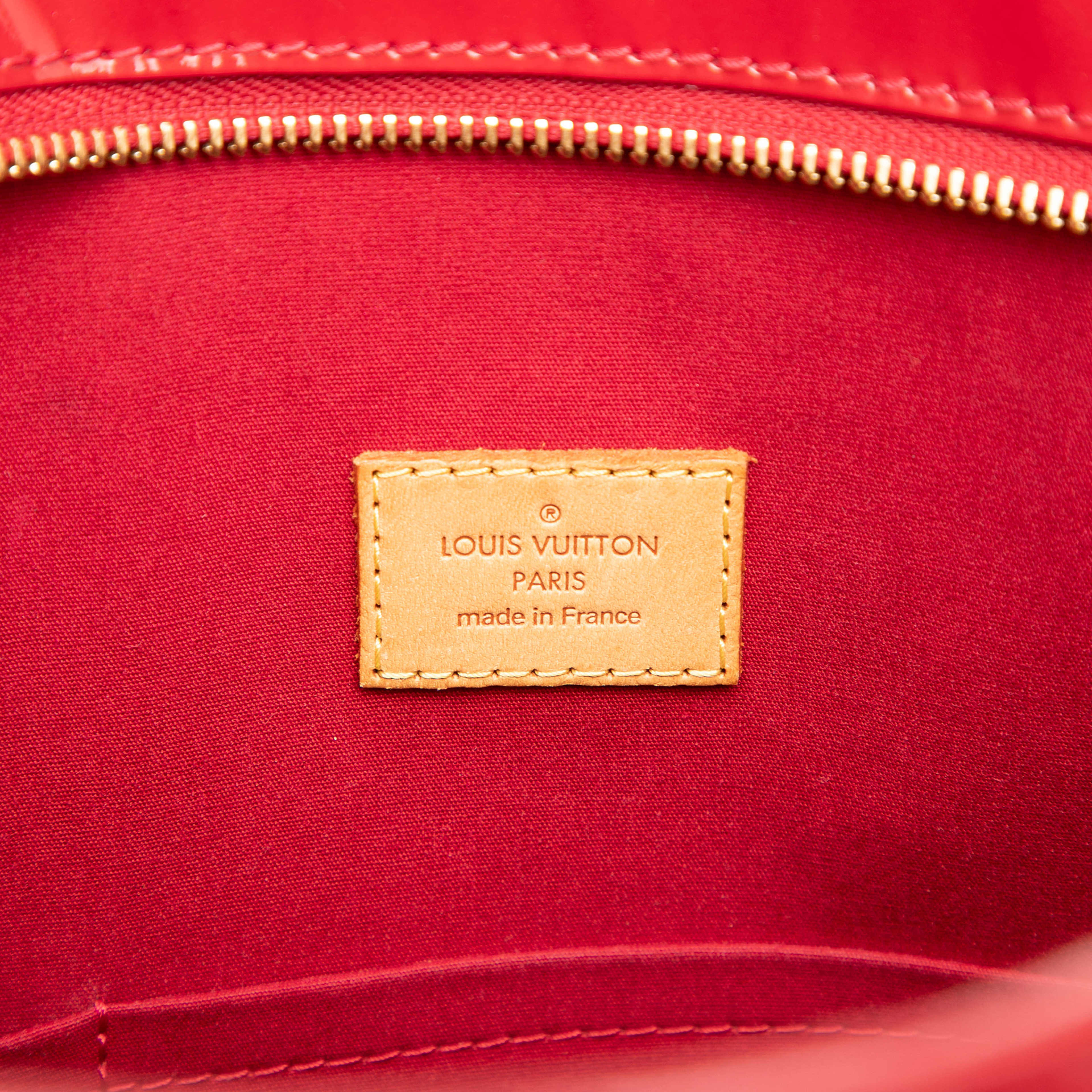 Louis Vuitton Monogram Vernis Brentwood, från Luxclusif, i färgen röd. Klicka för att öppna bilden i stort format