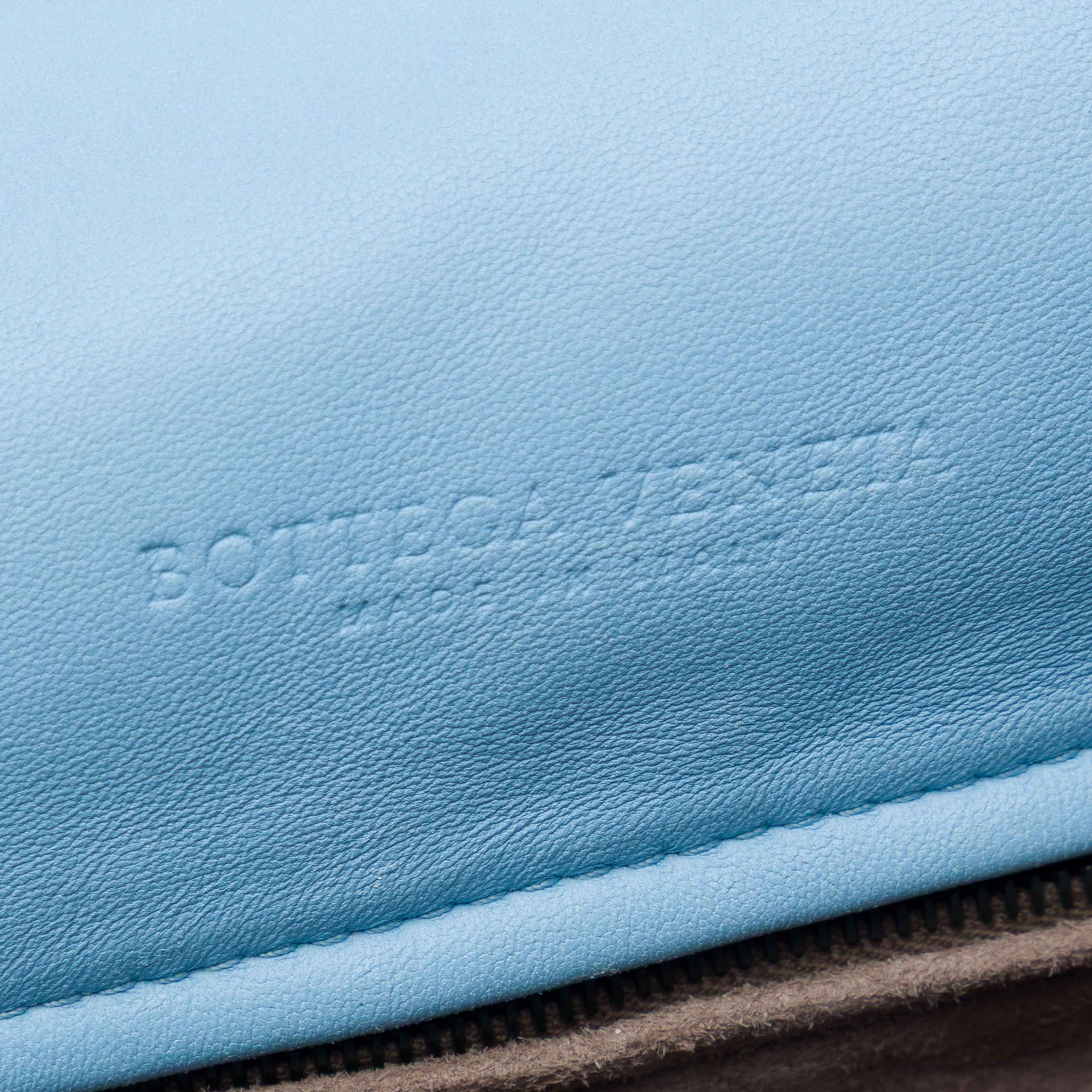 Bottega Veneta Nappa Intrecciato Flap Crossbody, från Luxclusif, i färgen blå. Klicka för att öppna bilden i stort format
