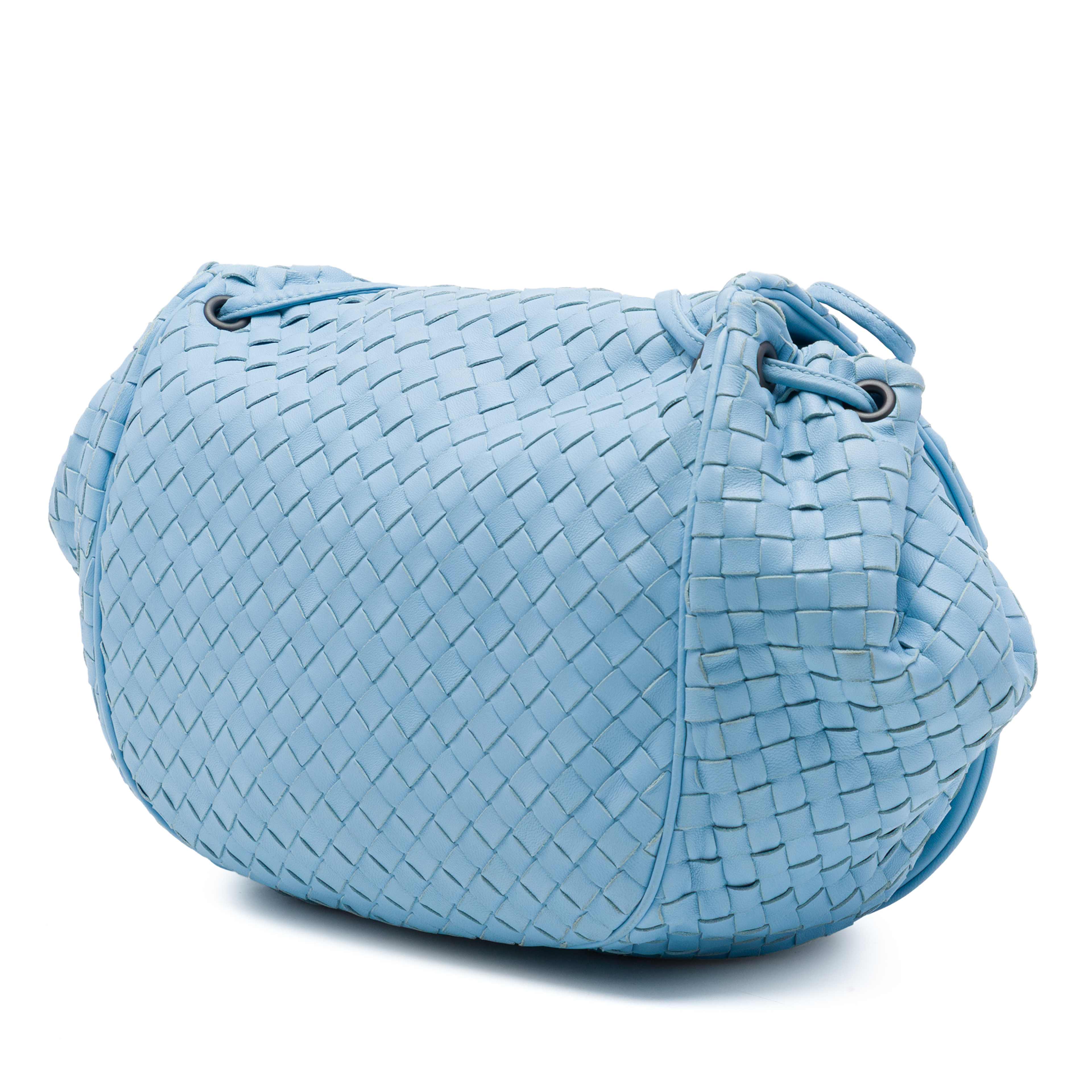 Bottega Veneta Nappa Intrecciato Flap Crossbody, från Luxclusif, i färgen blå. Klicka för att öppna bilden i stort format