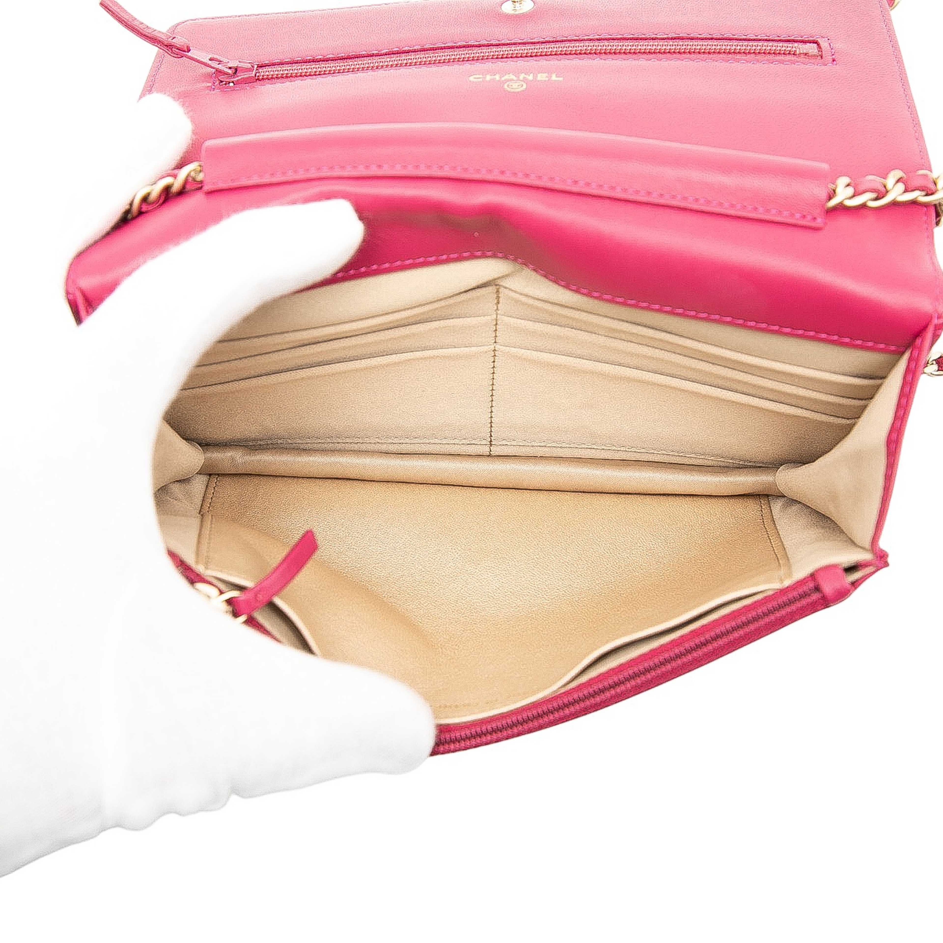 Chanel Cc Embossed Lambskin Camellia Wallet On Chain, från Luxclusif, i färgen dark pink. Klicka för att öppna bilden i stort format