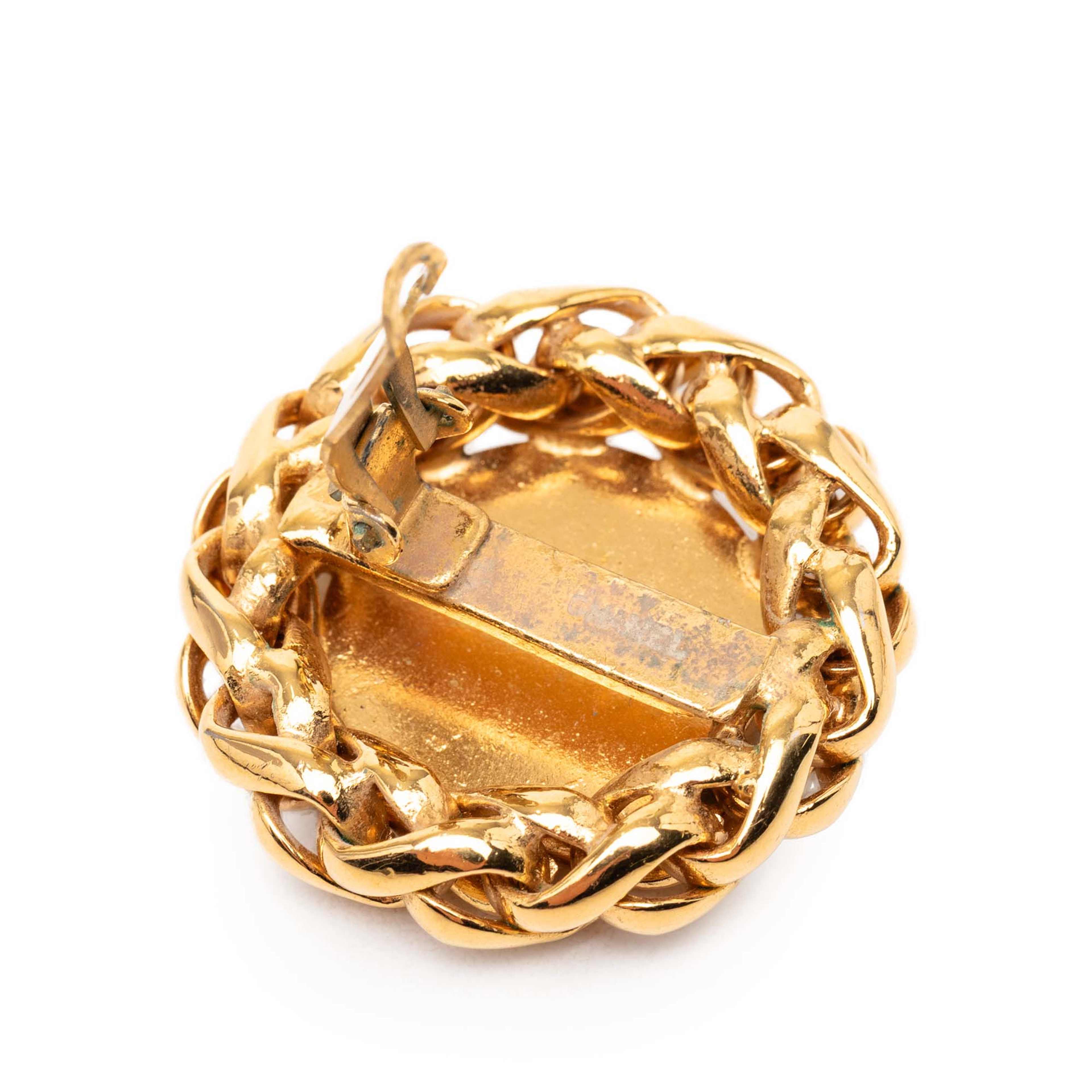 Chanel Cc Gold Plated Wheat Medallion Clip On Earrings, från Luxclusif, i färgen gold. Klicka för att öppna bilden i stort format