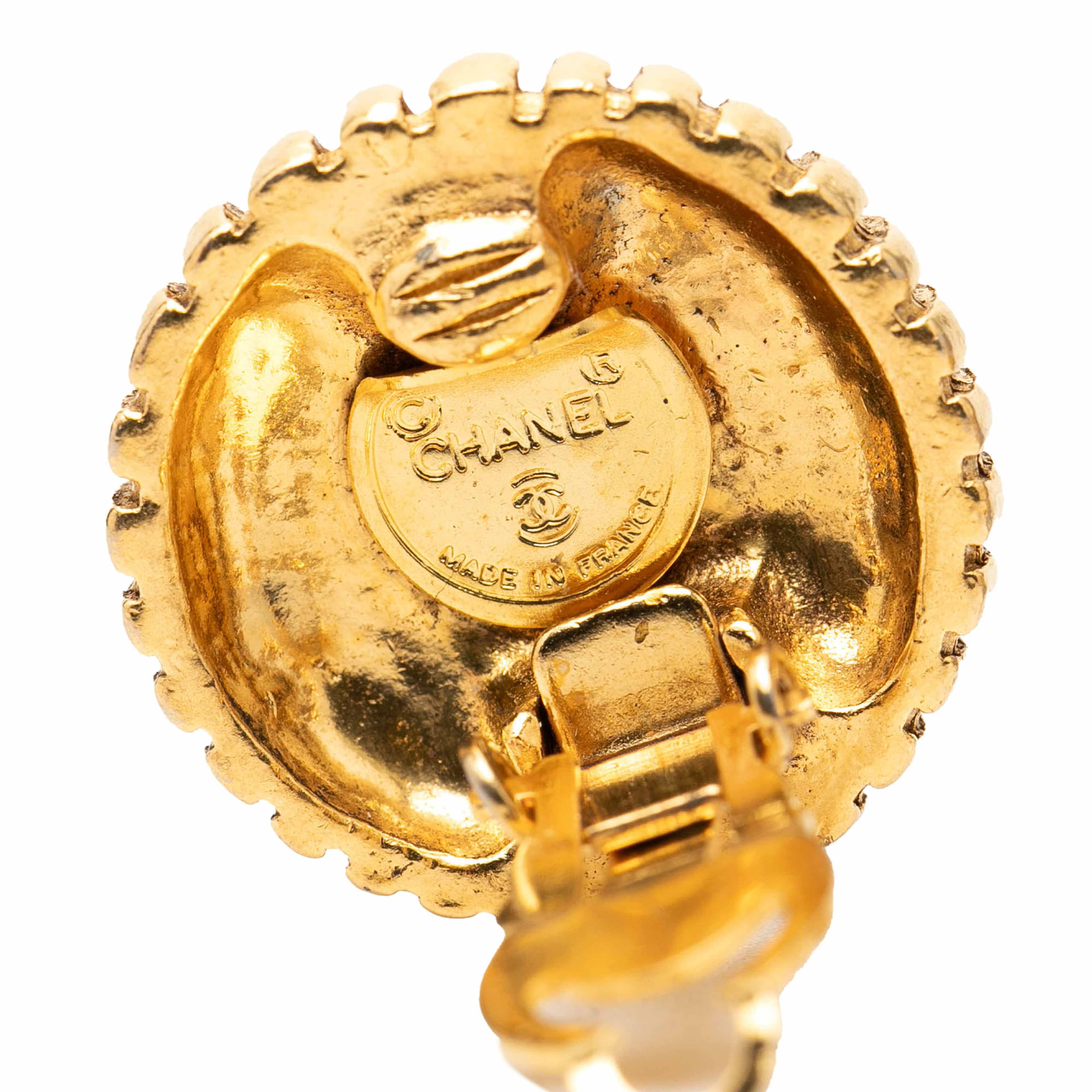 Chanel Cc Gold Plated Round Clip On Earrings, från Luxclusif, i färgen guld. Klicka för att öppna bilden i stort format