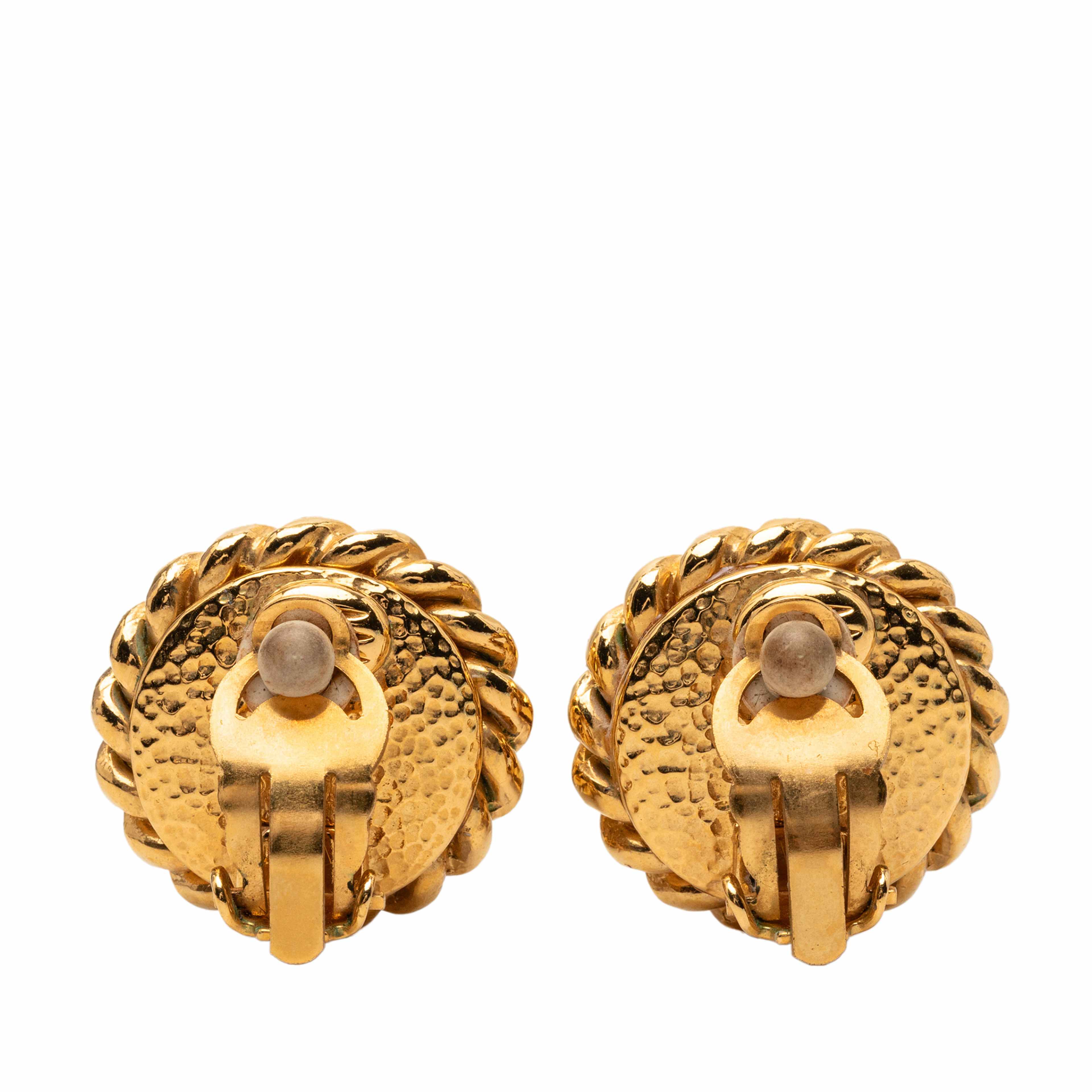 Chanel Cc Gold Plated Faux Pearl Clip On Earrings, från Luxclusif, i färgen vit. Klicka för att öppna bilden i stort format