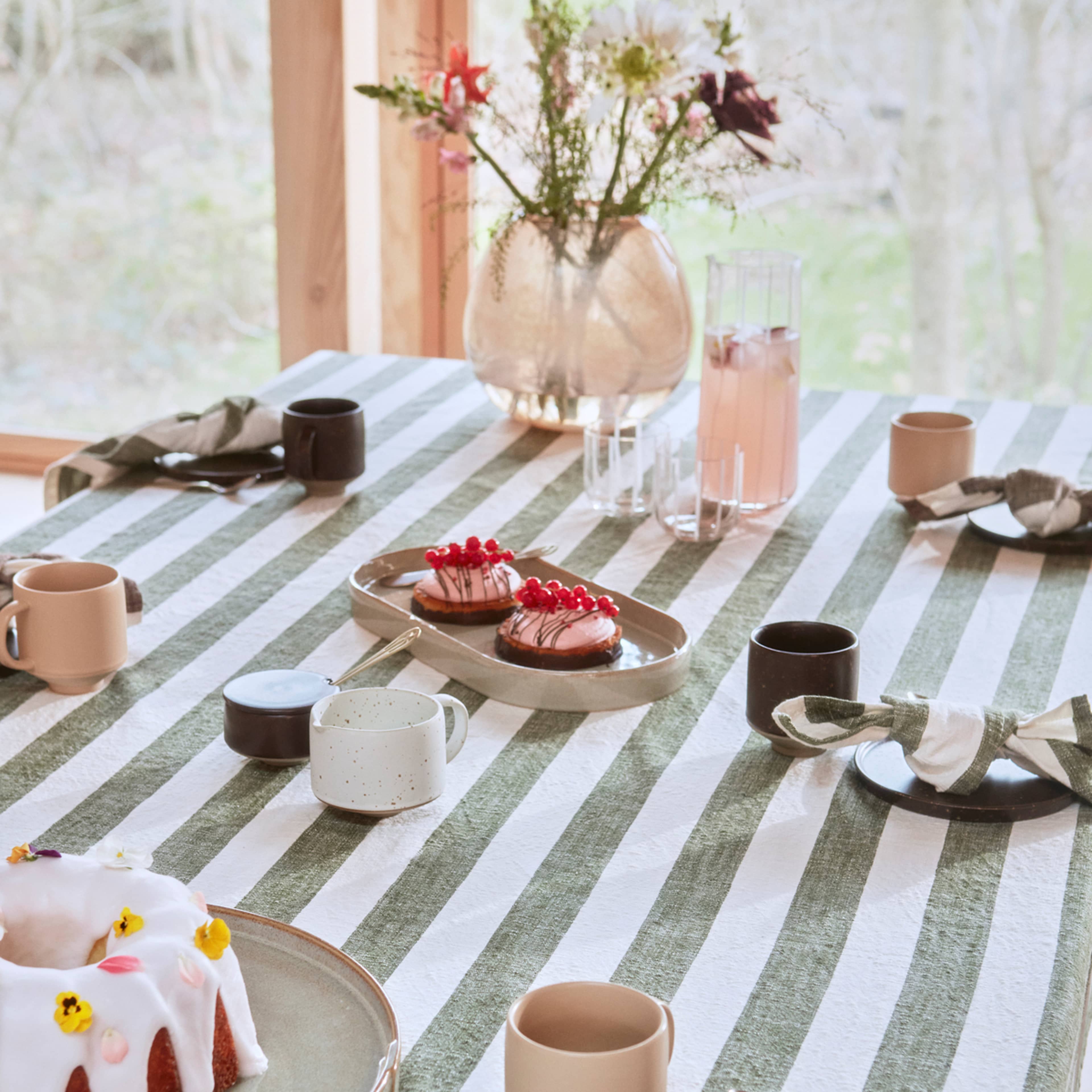 Striped Tablecloth - 260x140 Cm, från OYOY Living, i färgen olive. Klicka för att öppna bilden i stort format