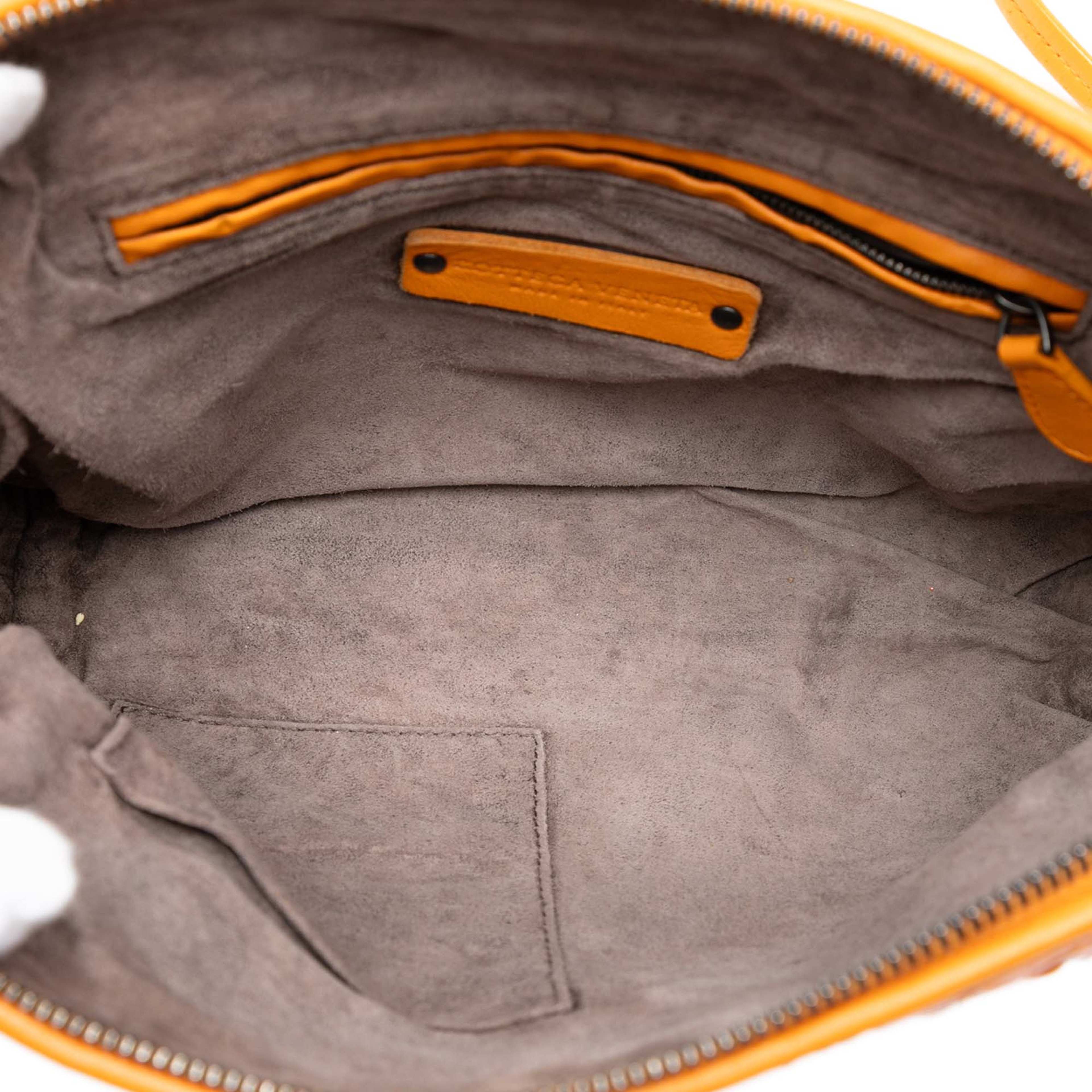 Bottega Veneta Nappa Intrecciato Nodini Crossbody, från Luxclusif, i färgen orange. Klicka för att öppna bilden i stort format