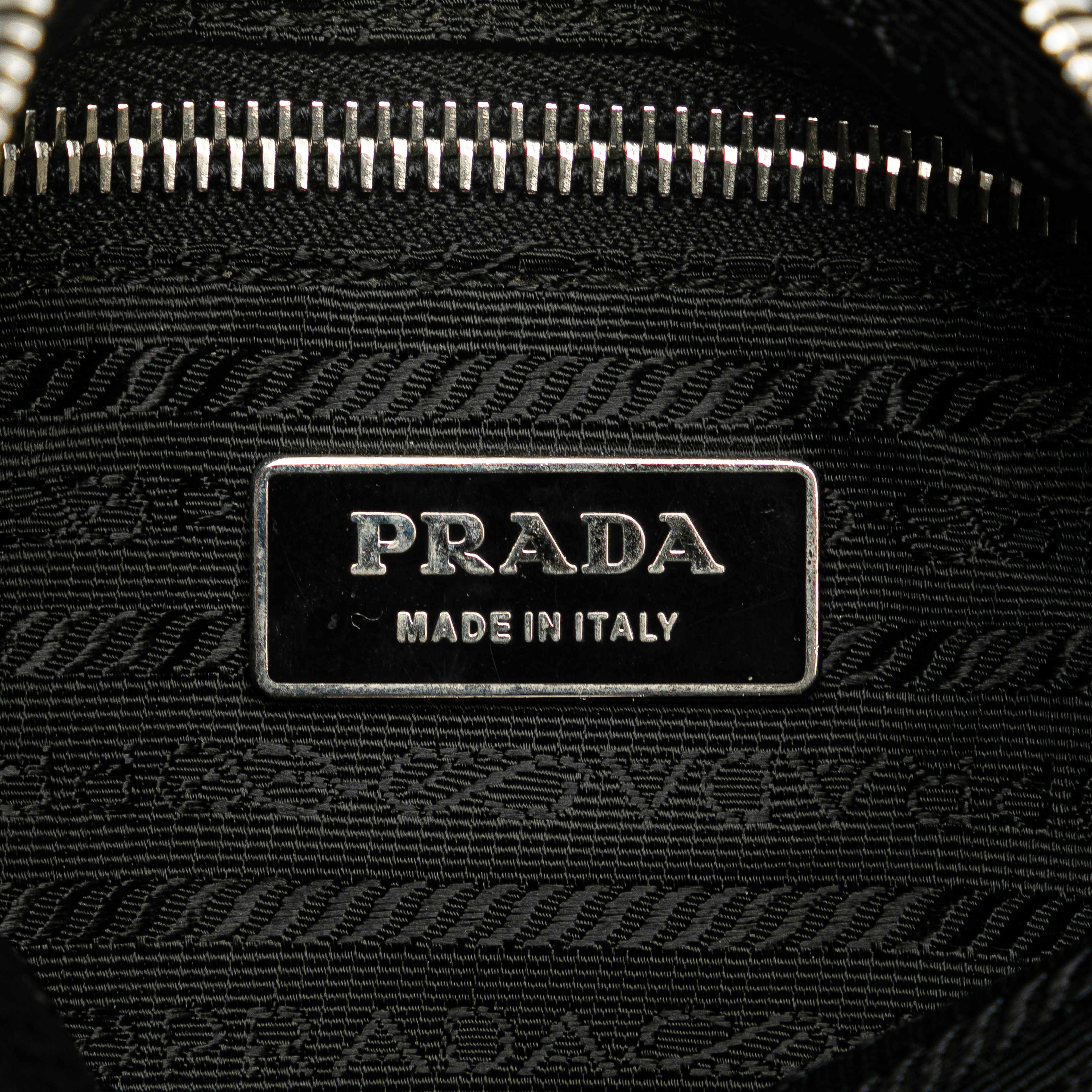 Prada Vitello Trimmed Tessuto Zip Top Crossbody, från Luxclusif, i färgen black. Klicka för att öppna bilden i stort format