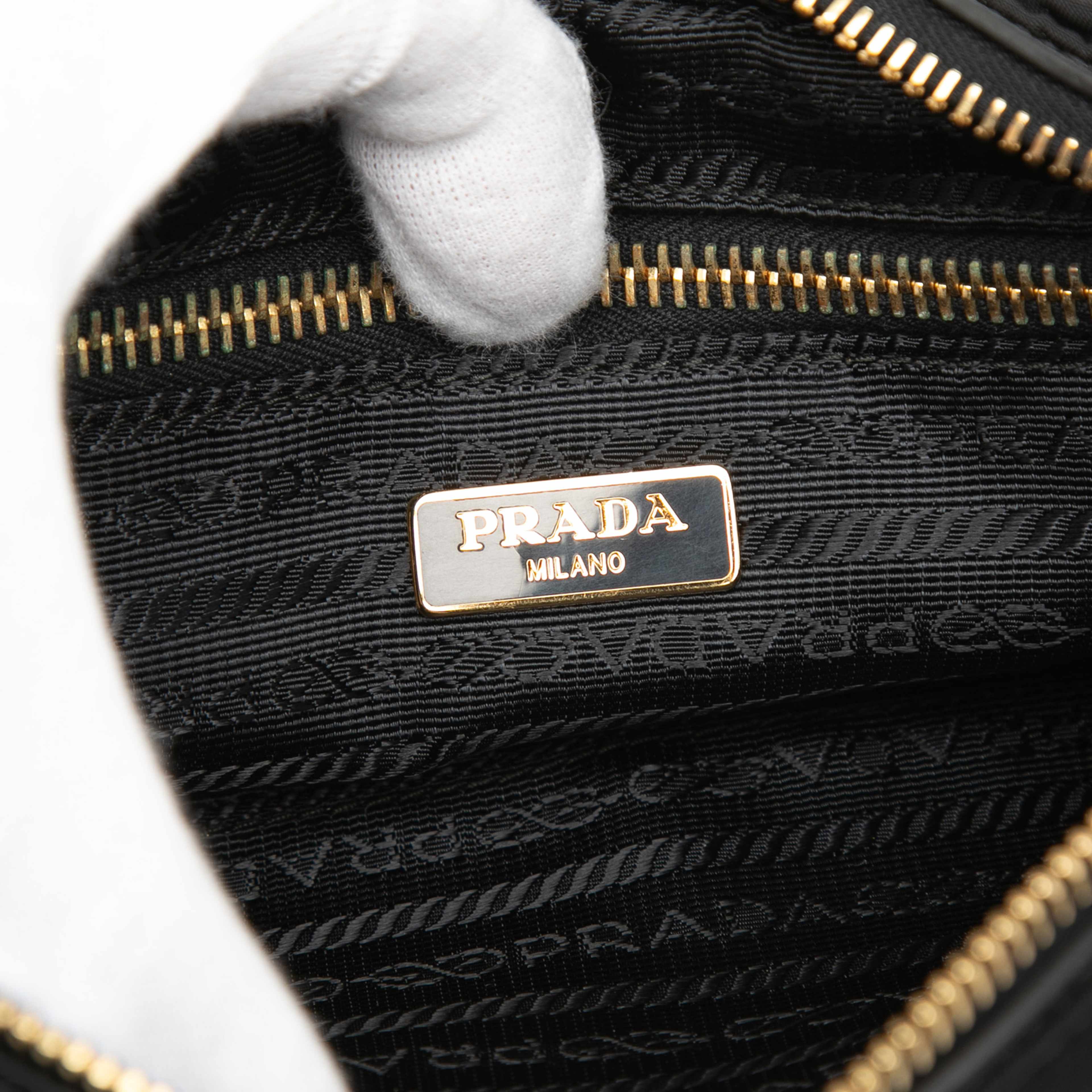 Prada Small Tessuto Front Pocket Camera Bag, från Luxclusif, i färgen black. Klicka för att öppna bilden i stort format