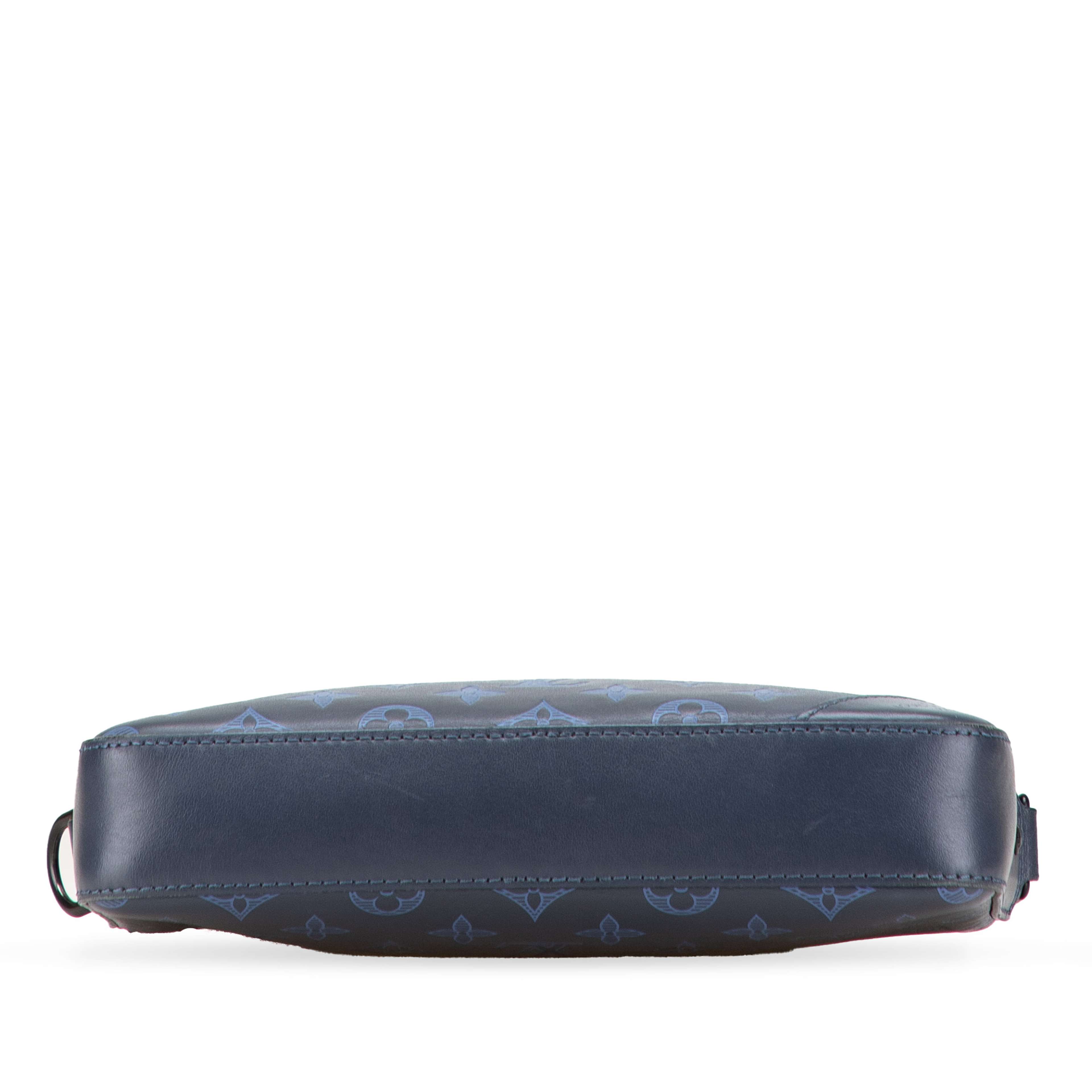 Louis Vuitton Monogram Shadow Duo Messenger, från Luxclusif, i färgen navy. Klicka för att öppna bilden i stort format