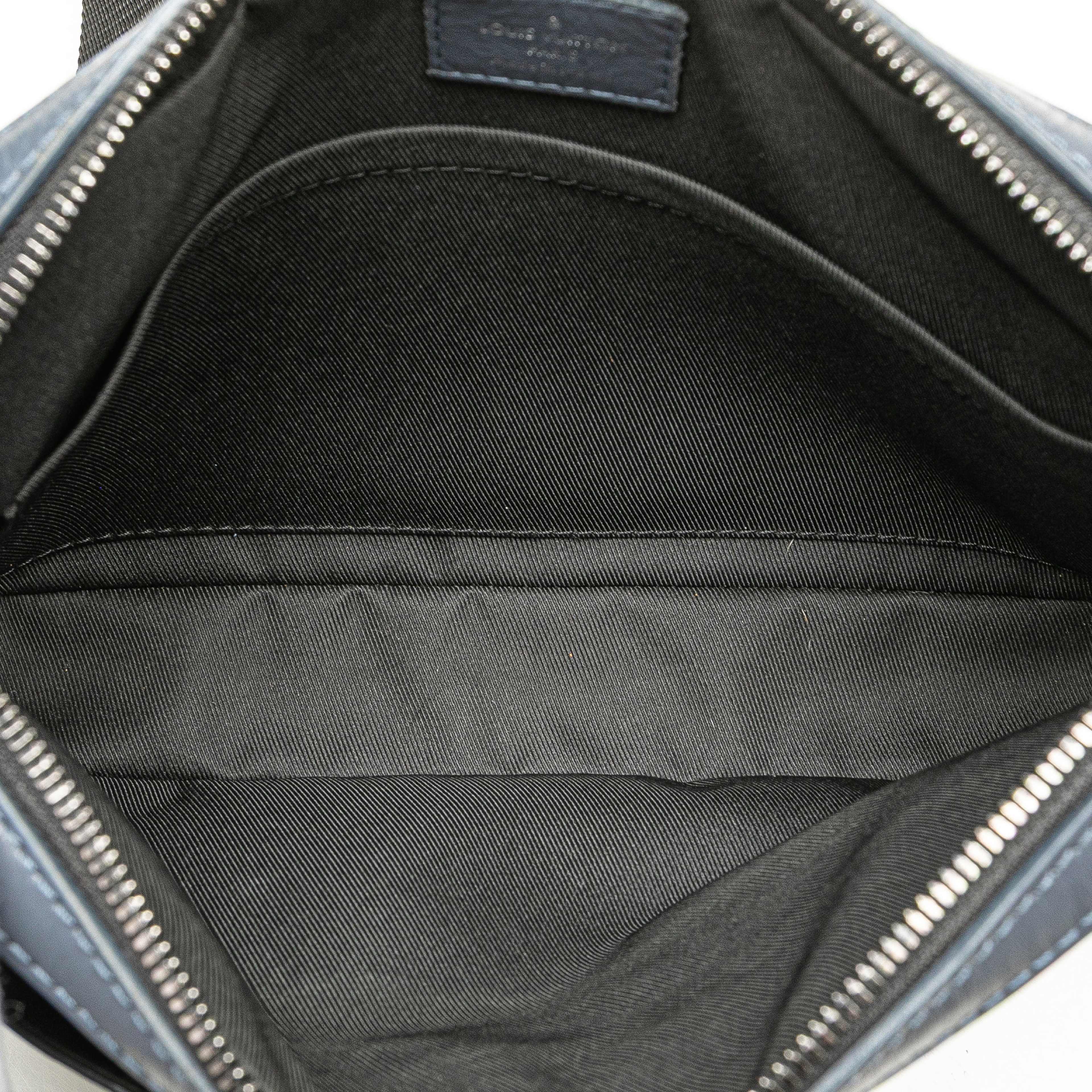 Louis Vuitton Monogram Shadow Duo Messenger, från Luxclusif, i färgen navy. Klicka för att öppna bilden i stort format