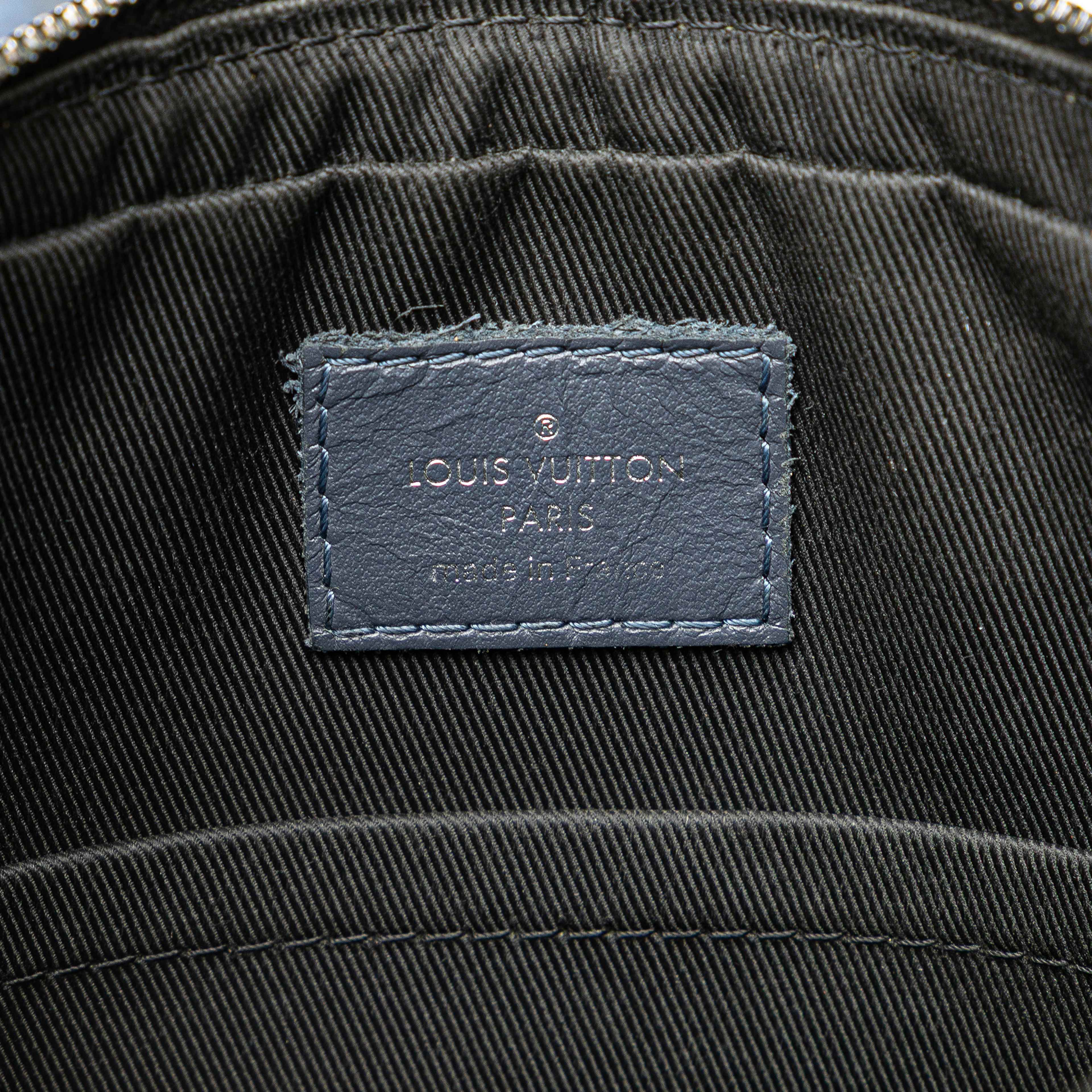 Louis Vuitton Monogram Shadow Duo Messenger, från Luxclusif, i färgen navy. Klicka för att öppna bilden i stort format