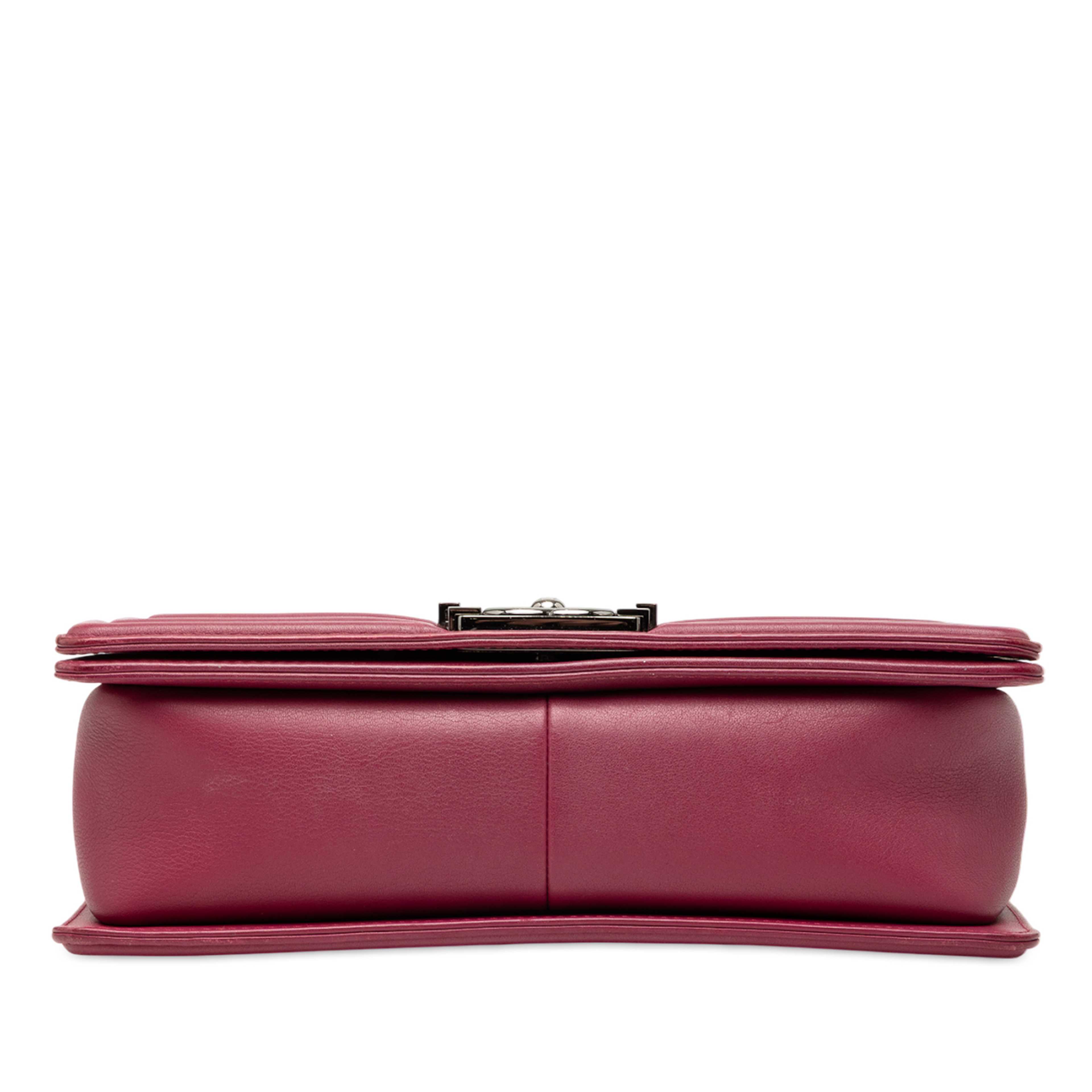 Chanel Old Medium Chevron Lambskin Boy Flap, från Luxclusif, i färgen rosa. Klicka för att öppna bilden i stort format