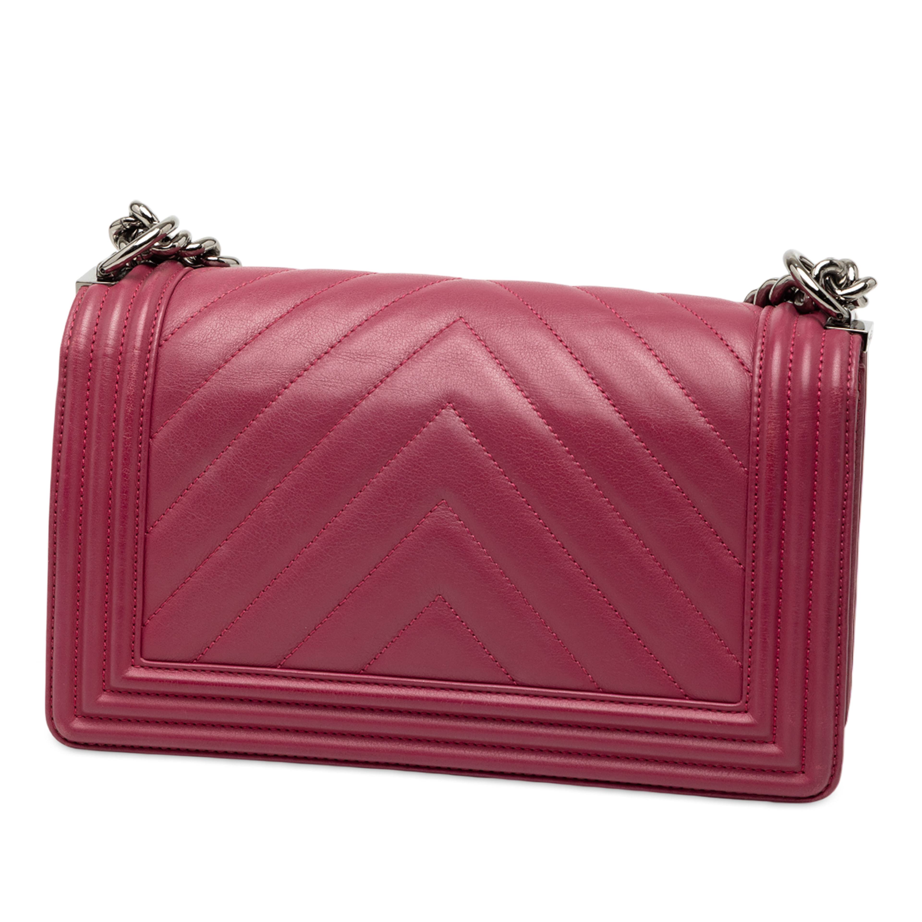 Chanel Old Medium Chevron Lambskin Boy Flap, från Luxclusif, i färgen rosa. Klicka för att öppna bilden i stort format