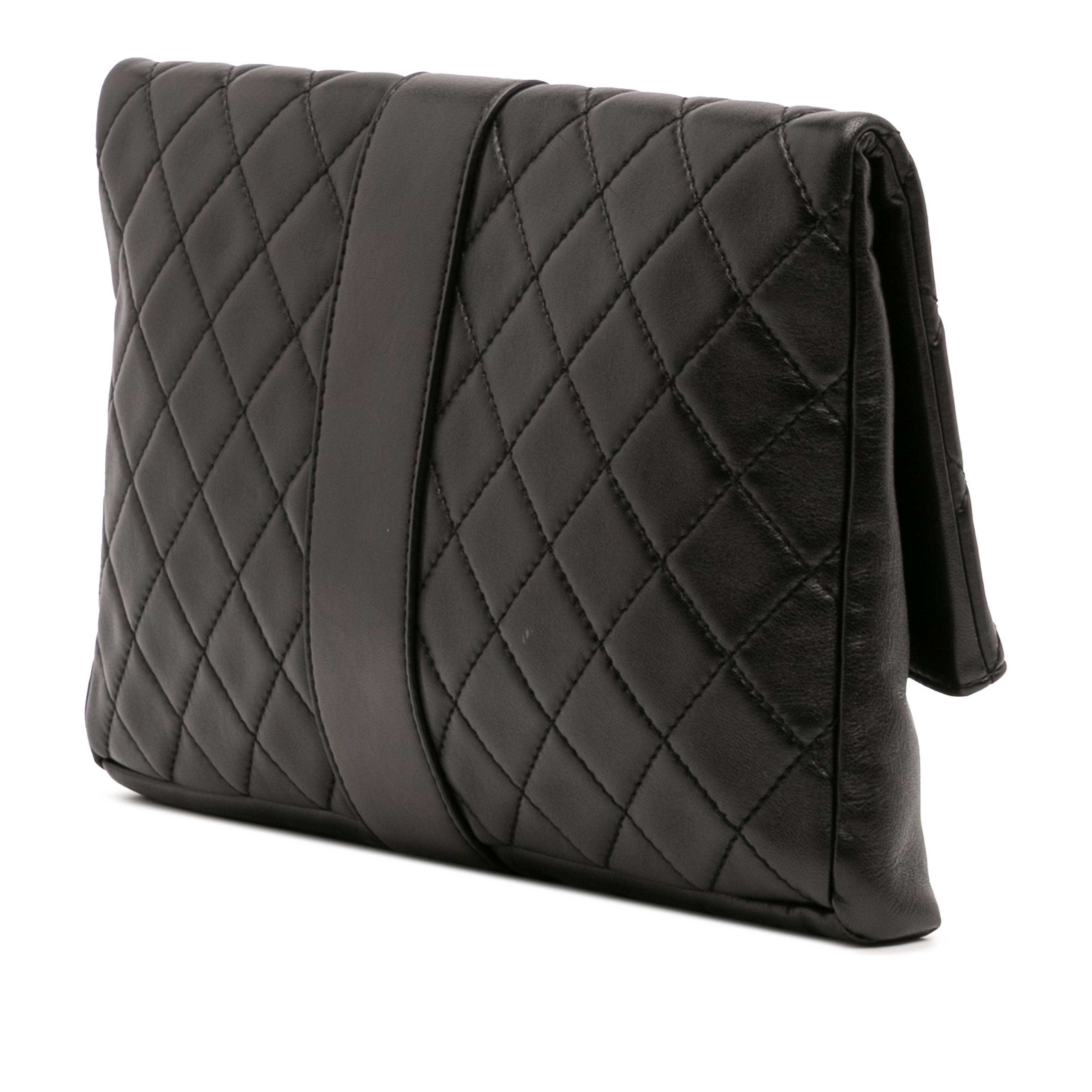 Chanel Cc Quilted Lambskin Grip Clutch, från Luxclusif, i färgen black. Klicka för att öppna bilden i stort format
