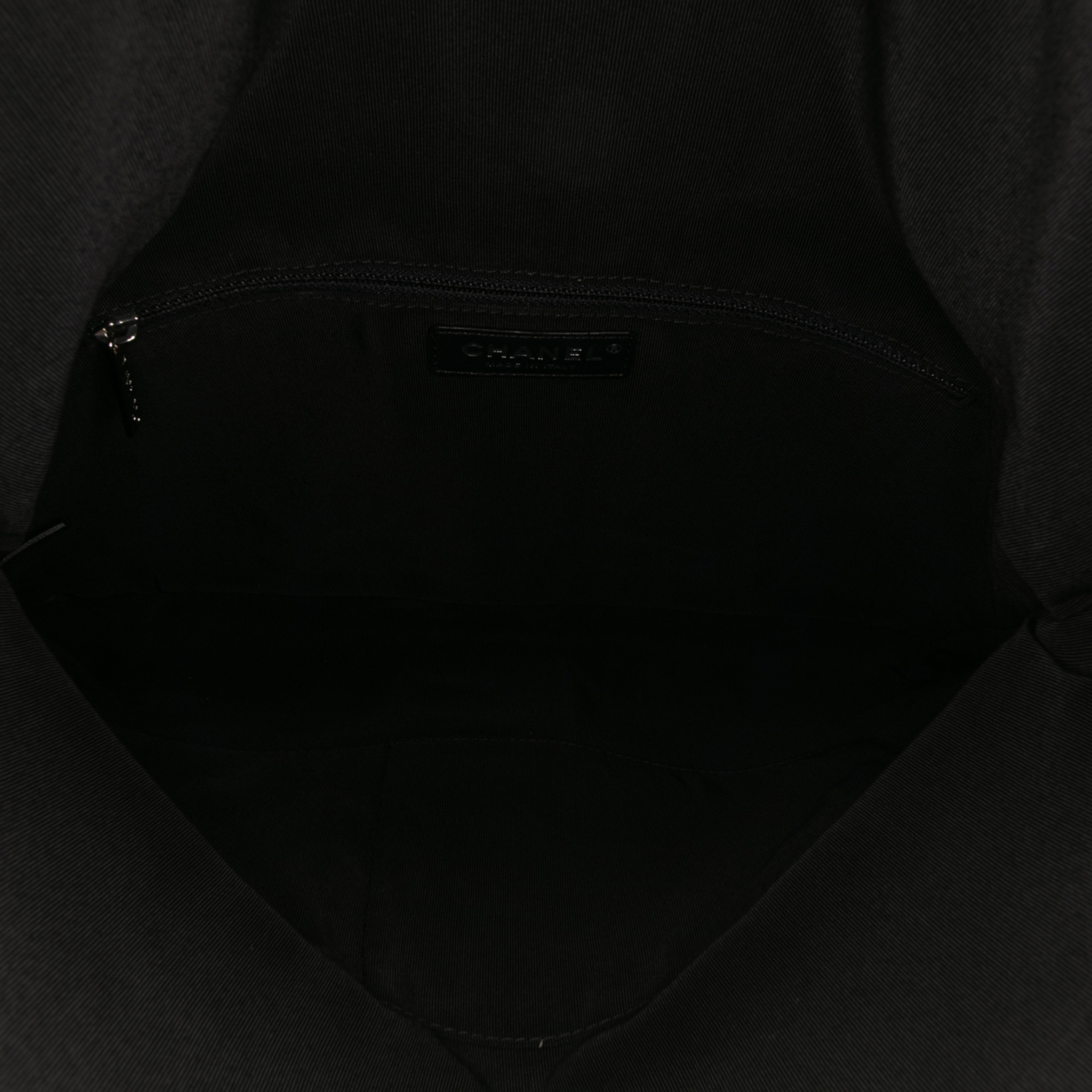 Chanel Cc Quilted Lambskin Grip Clutch, från Luxclusif, i färgen black. Klicka för att öppna bilden i stort format