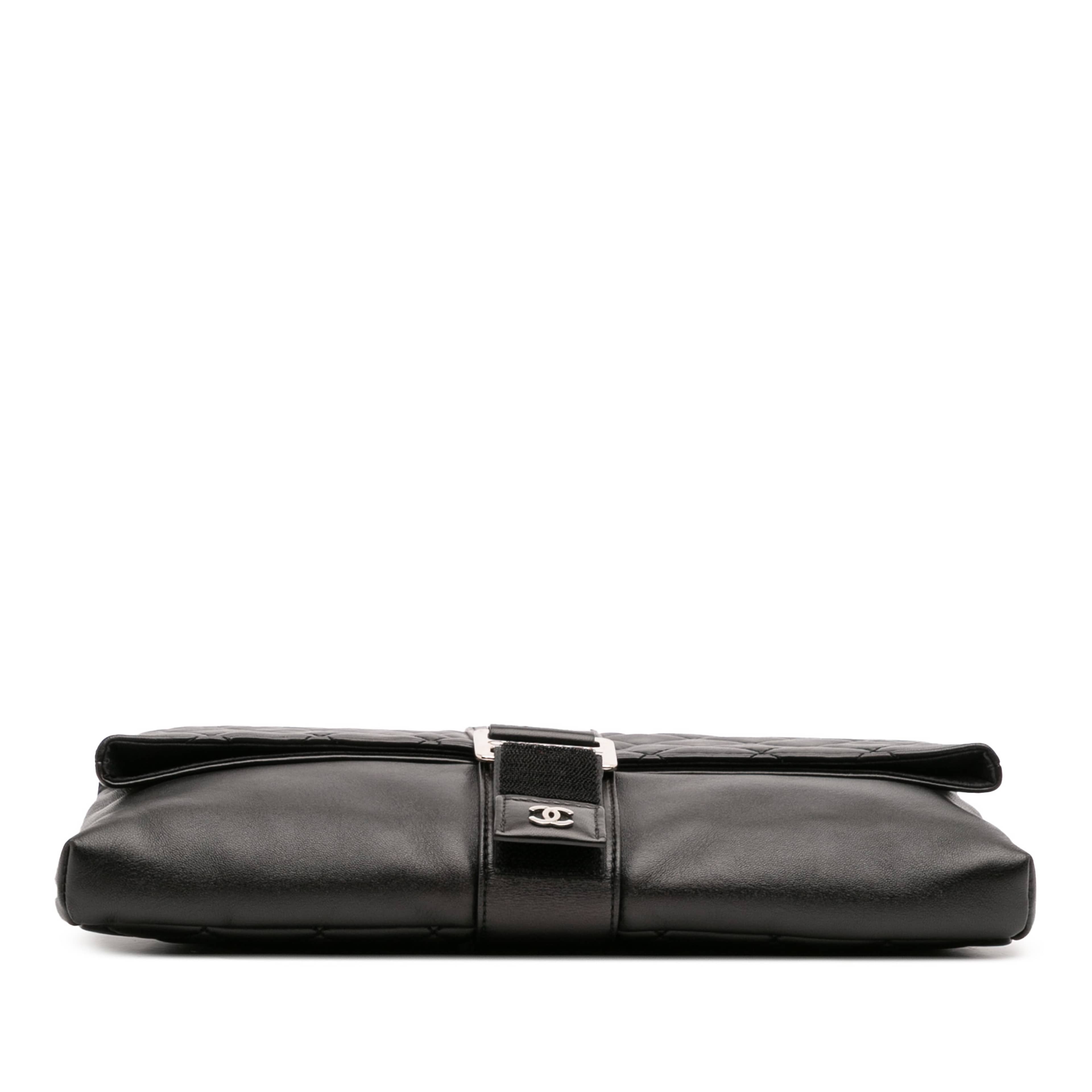 Chanel Cc Quilted Lambskin Grip Clutch, från Luxclusif, i färgen black. Klicka för att öppna bilden i stort format