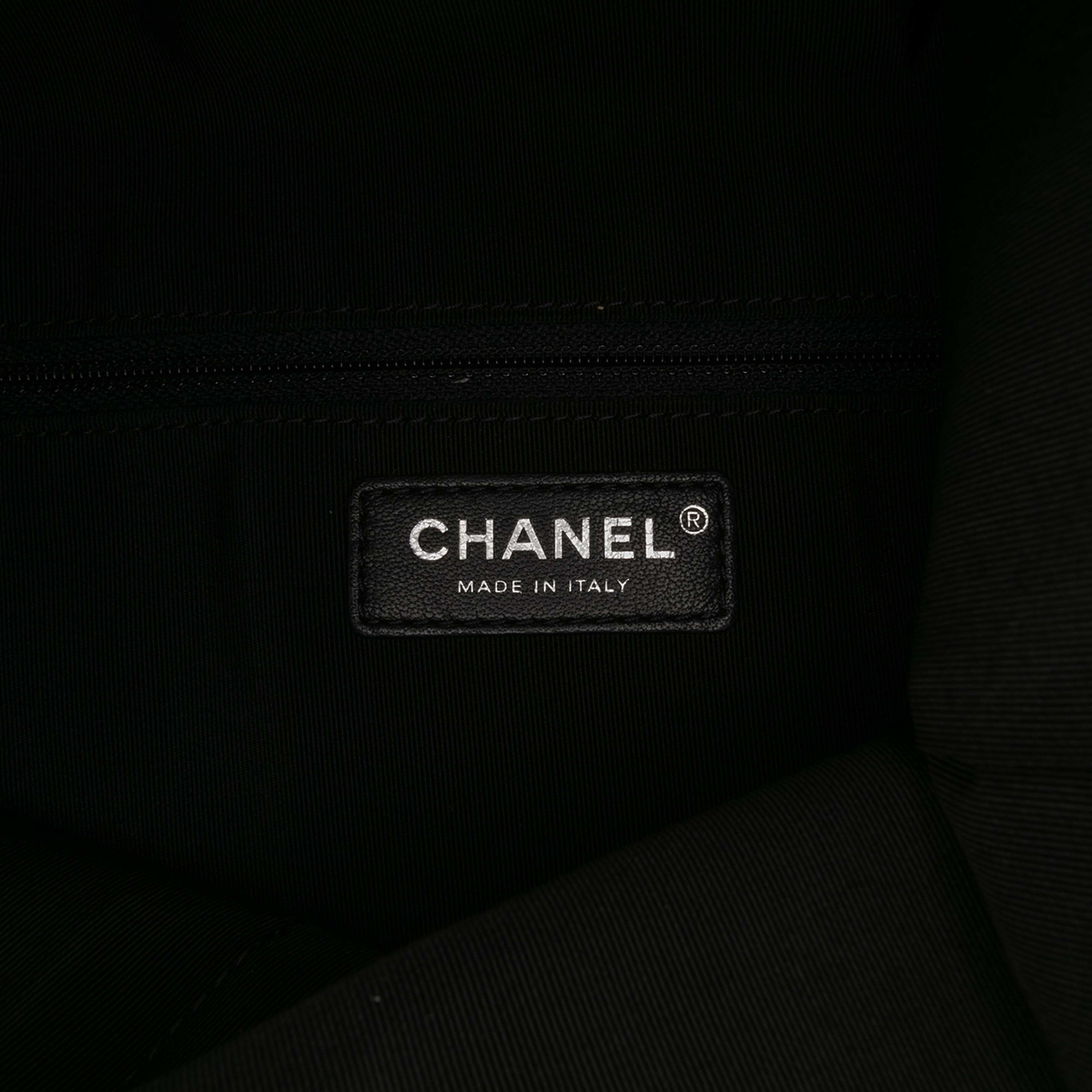Chanel Cc Quilted Lambskin Grip Clutch, från Luxclusif, i färgen black. Klicka för att öppna bilden i stort format