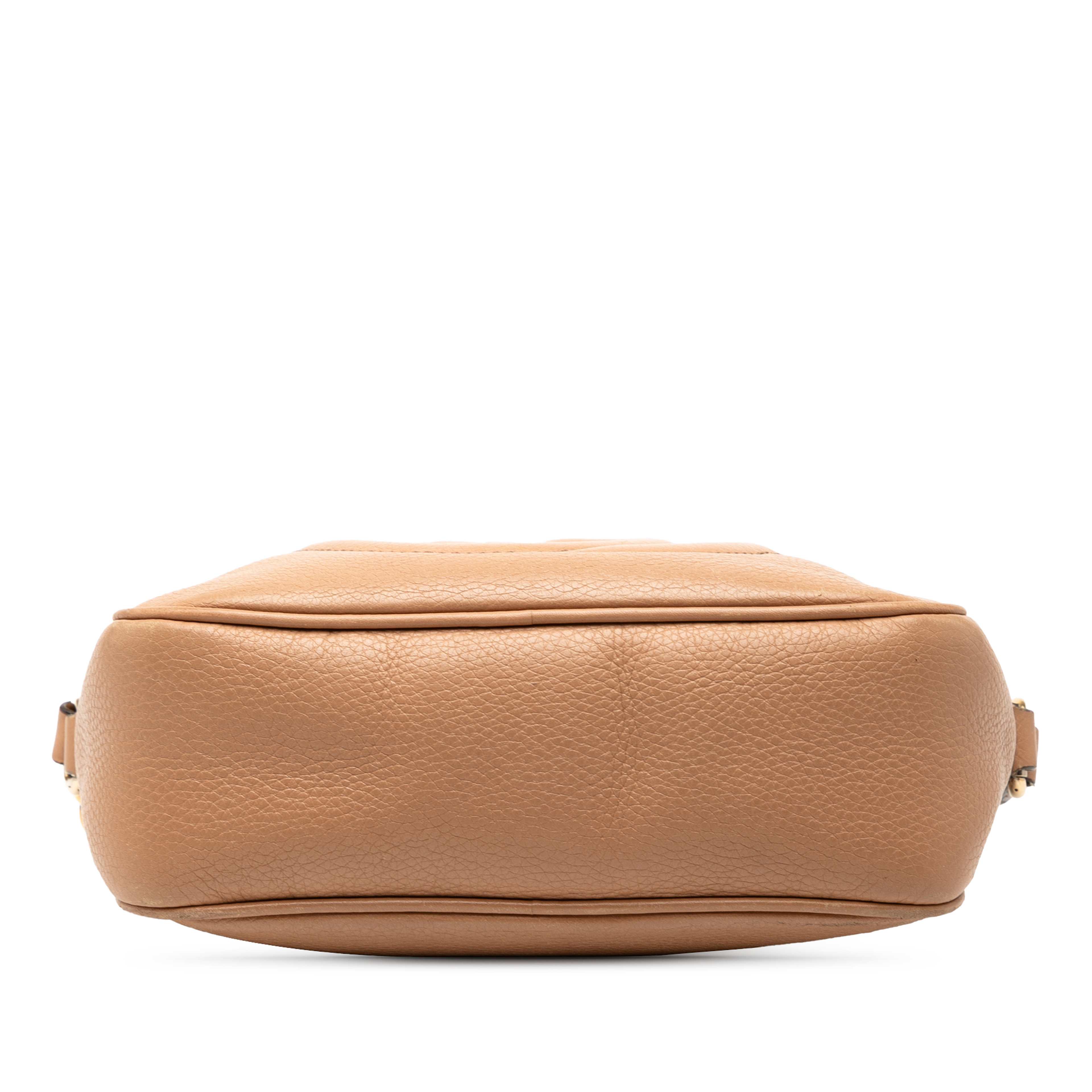 Gucci Leather Soho Disco Crossbody, från Luxclusif, i färgen beige. Klicka för att öppna bilden i stort format