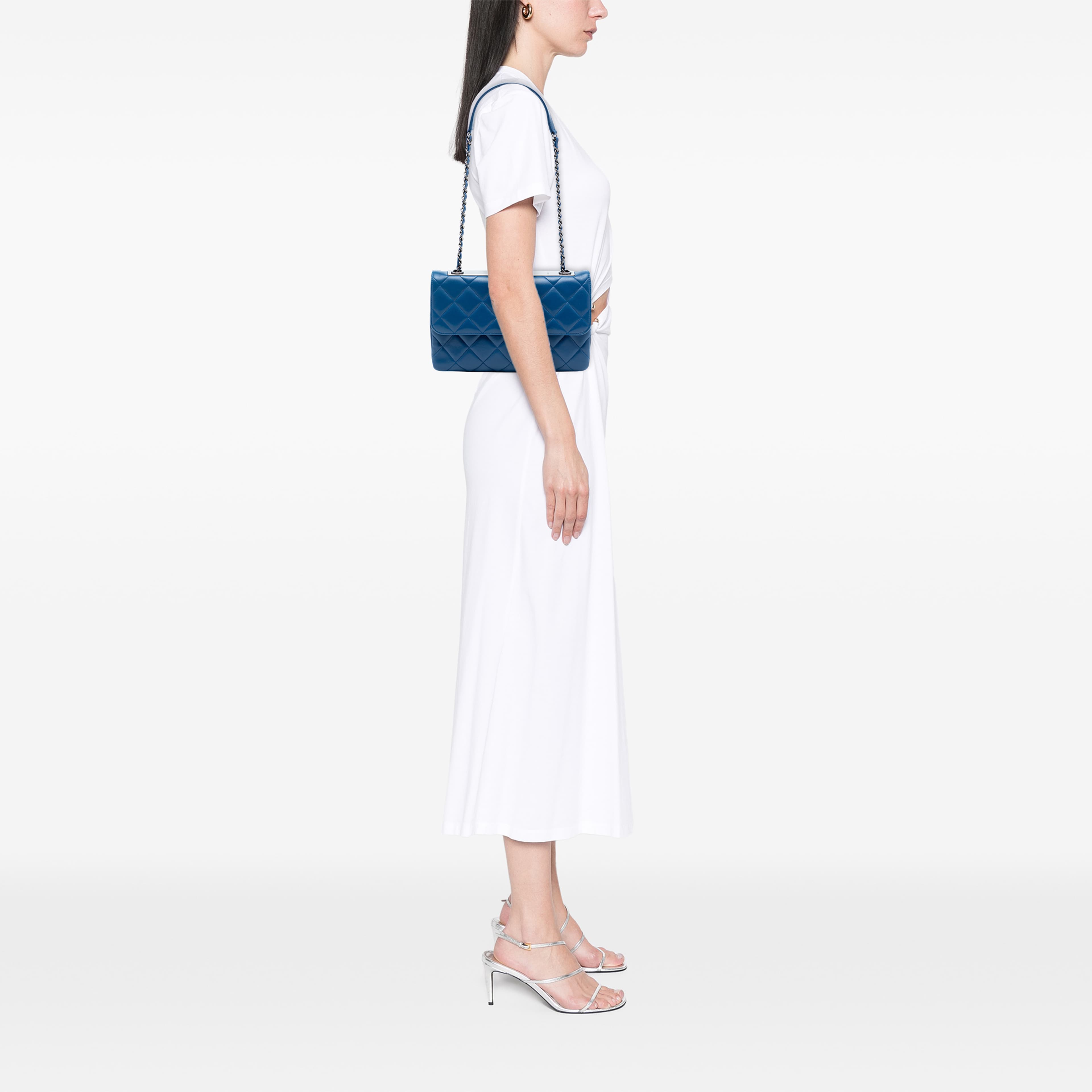 Chanel Medium Quilted Lambskin Trendy Cc Flap, från Luxclusif, i färgen blå. Klicka för att öppna bilden i stort format