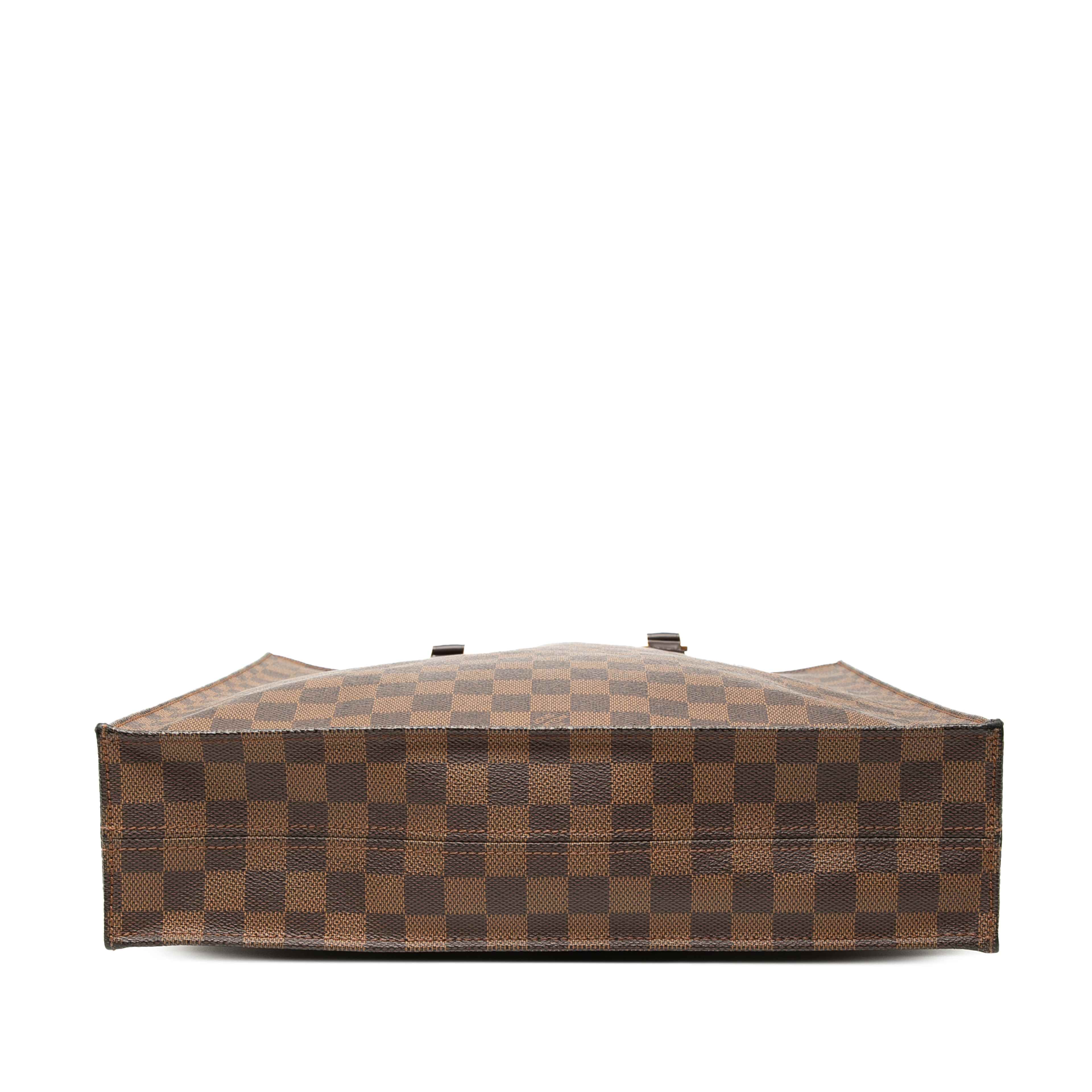 Louis Vuitton Damier Ebene Sac Plat, från Luxclusif, i färgen brown. Klicka för att öppna bilden i stort format