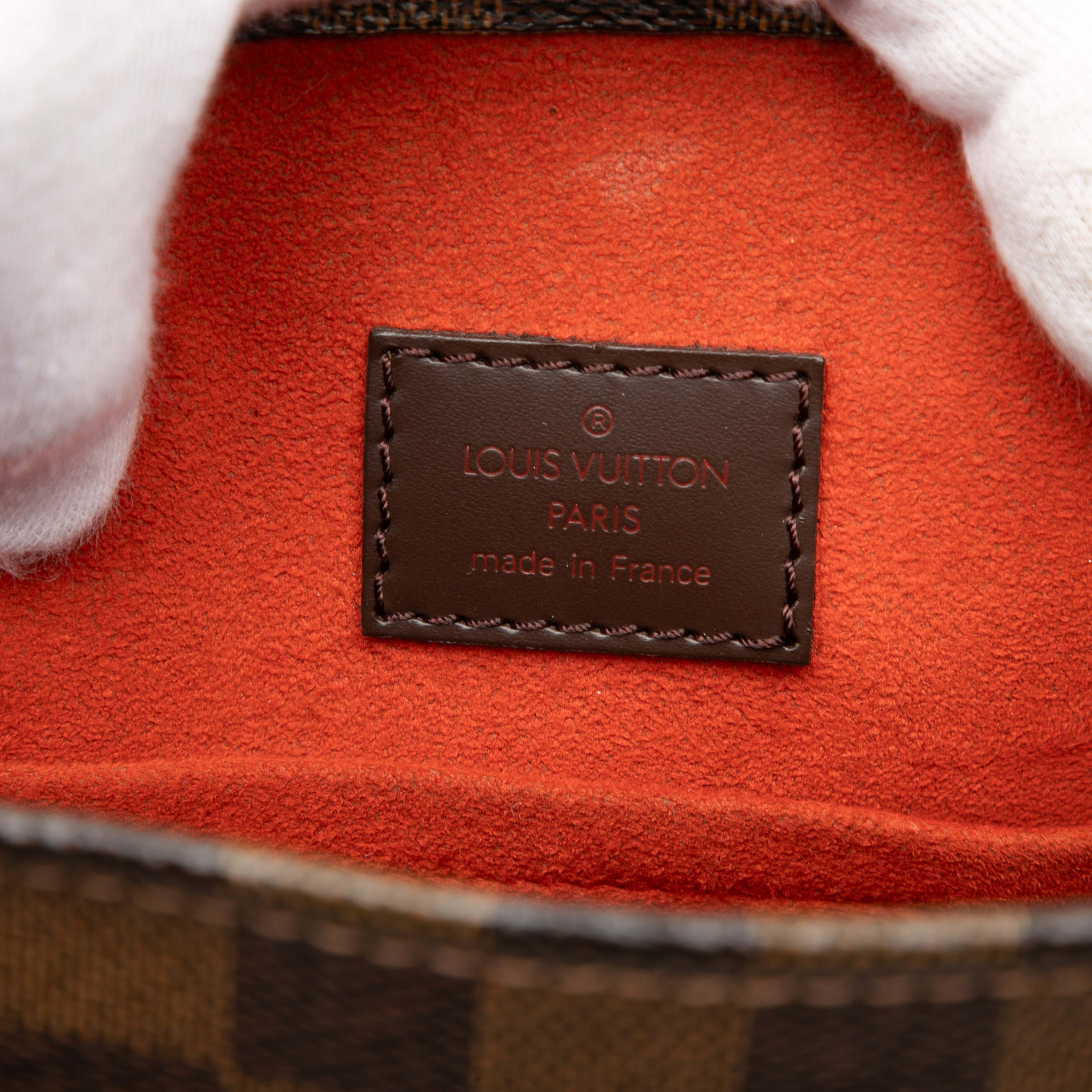 Louis Vuitton Damier Ebene Sac Plat, från Luxclusif, i färgen brown. Klicka för att öppna bilden i stort format