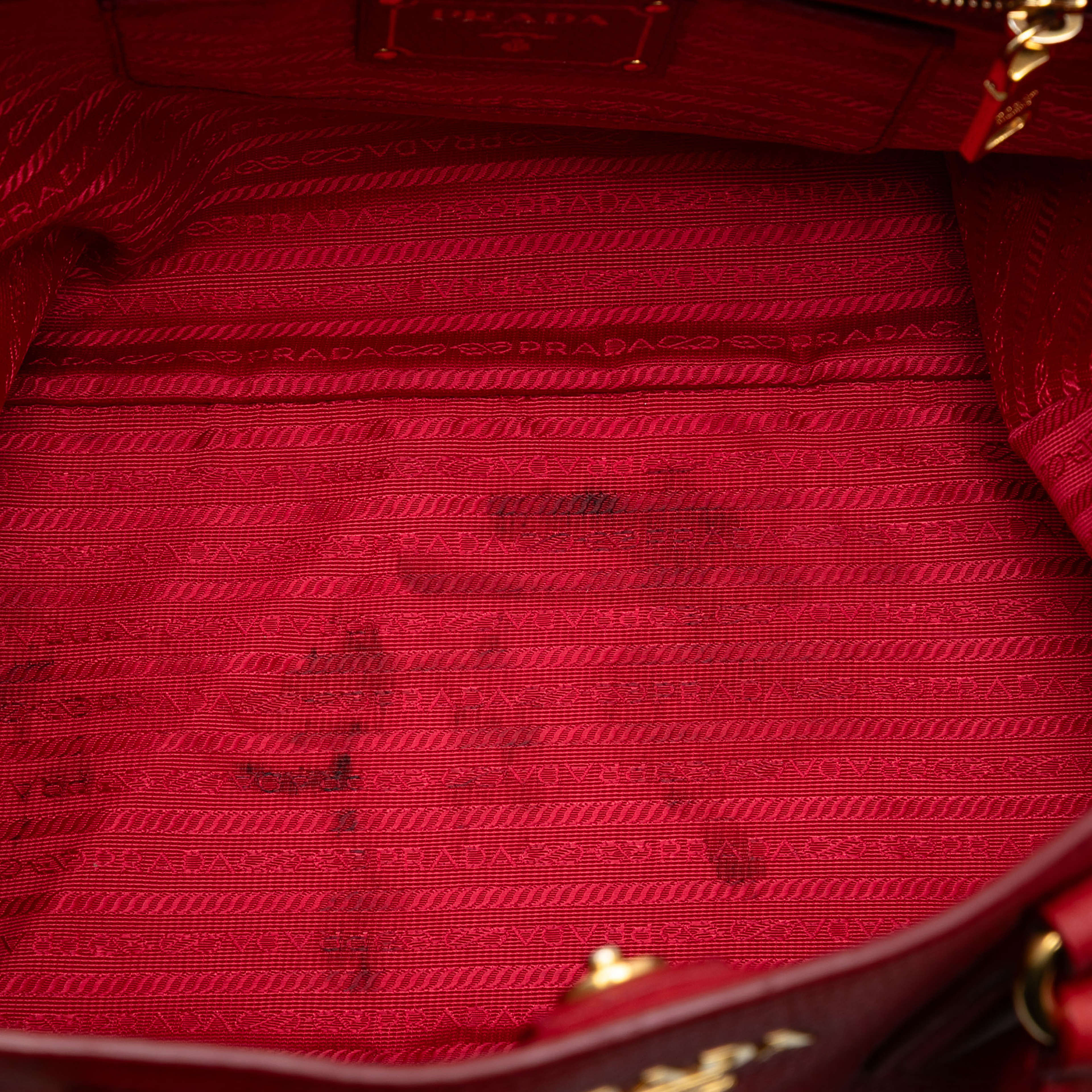 Prada Vitello Daino Open Convertible Tote, från Luxclusif, i färgen red. Klicka för att öppna bilden i stort format