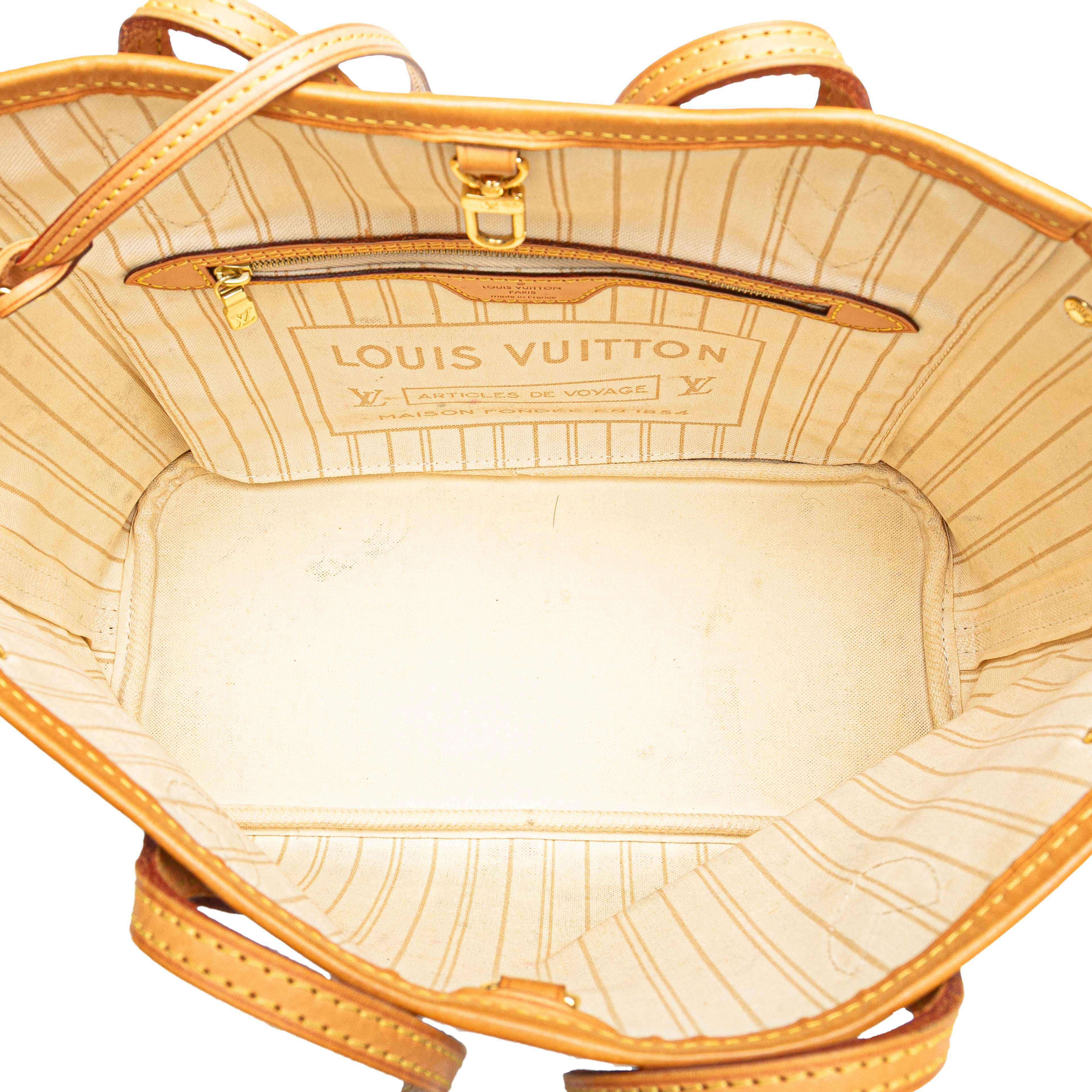 Louis Vuitton Damier Azur Neverfull Pm, från Luxclusif, i färgen white. Klicka för att öppna bilden i stort format