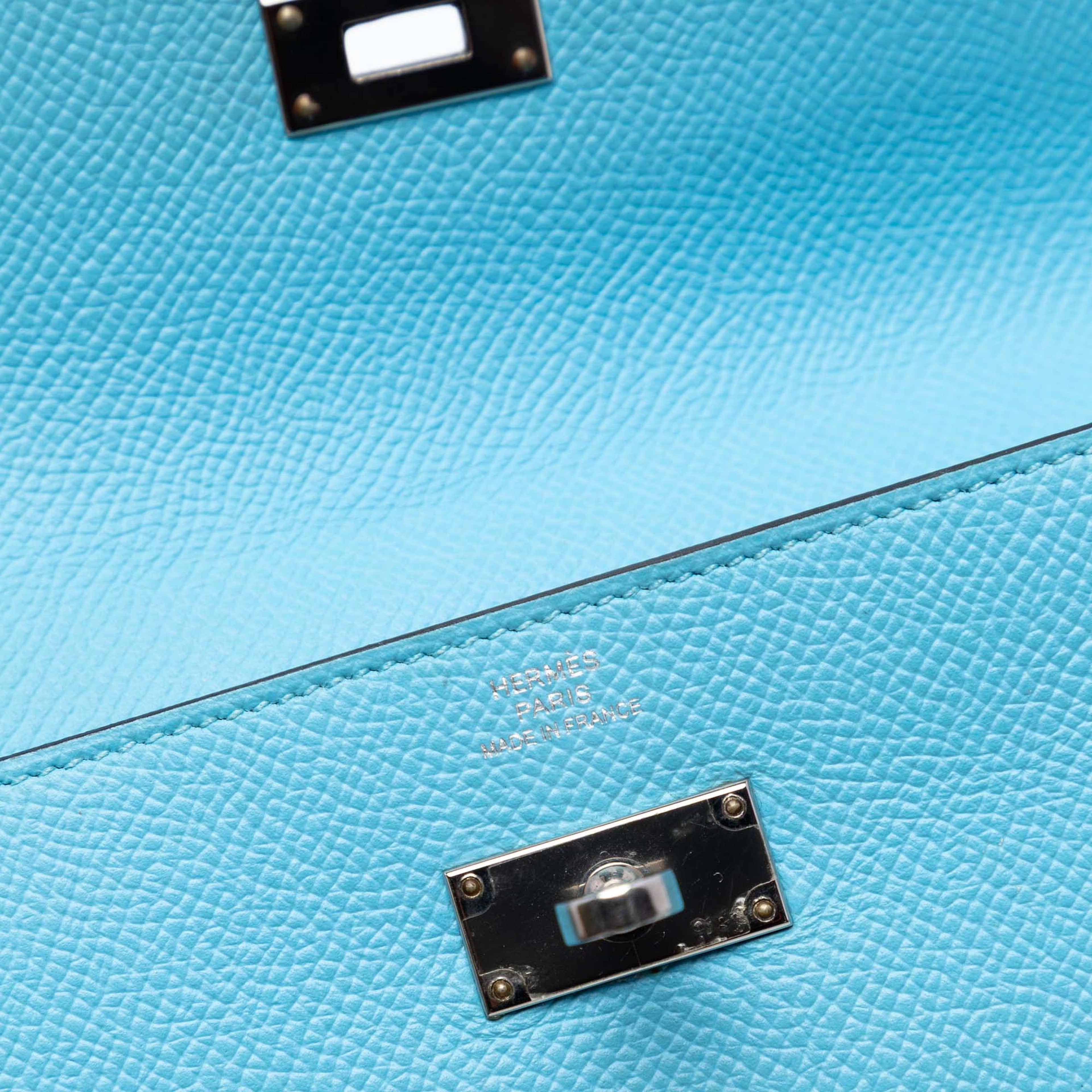 Hermès Epsom Kelly Longue Wallet, från Luxclusif, i färgen light blue. Klicka för att öppna bilden i stort format