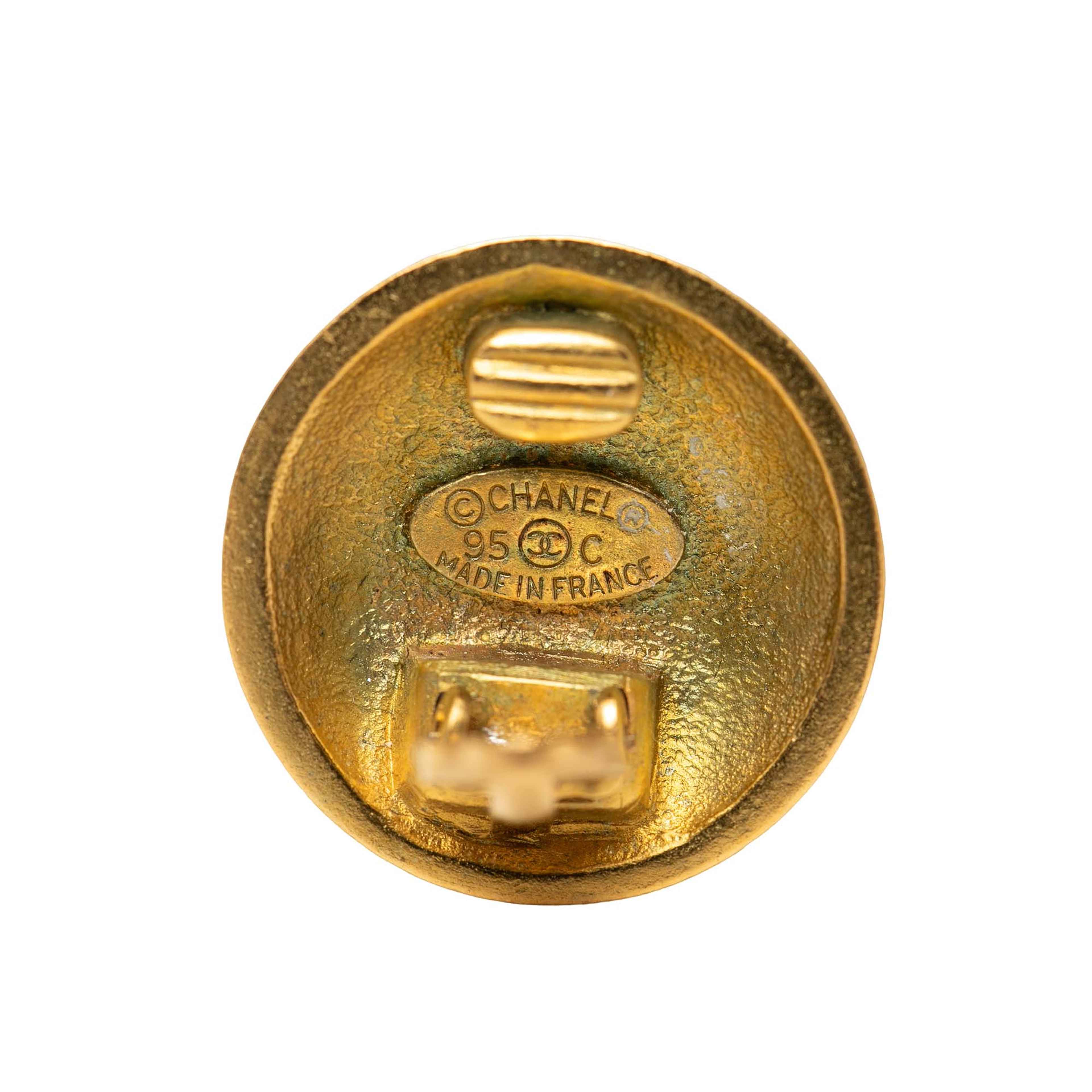 Chanel Cc Gold Plated Round Clip On Earrings, från Luxclusif, i färgen guld. Klicka för att öppna bilden i stort format