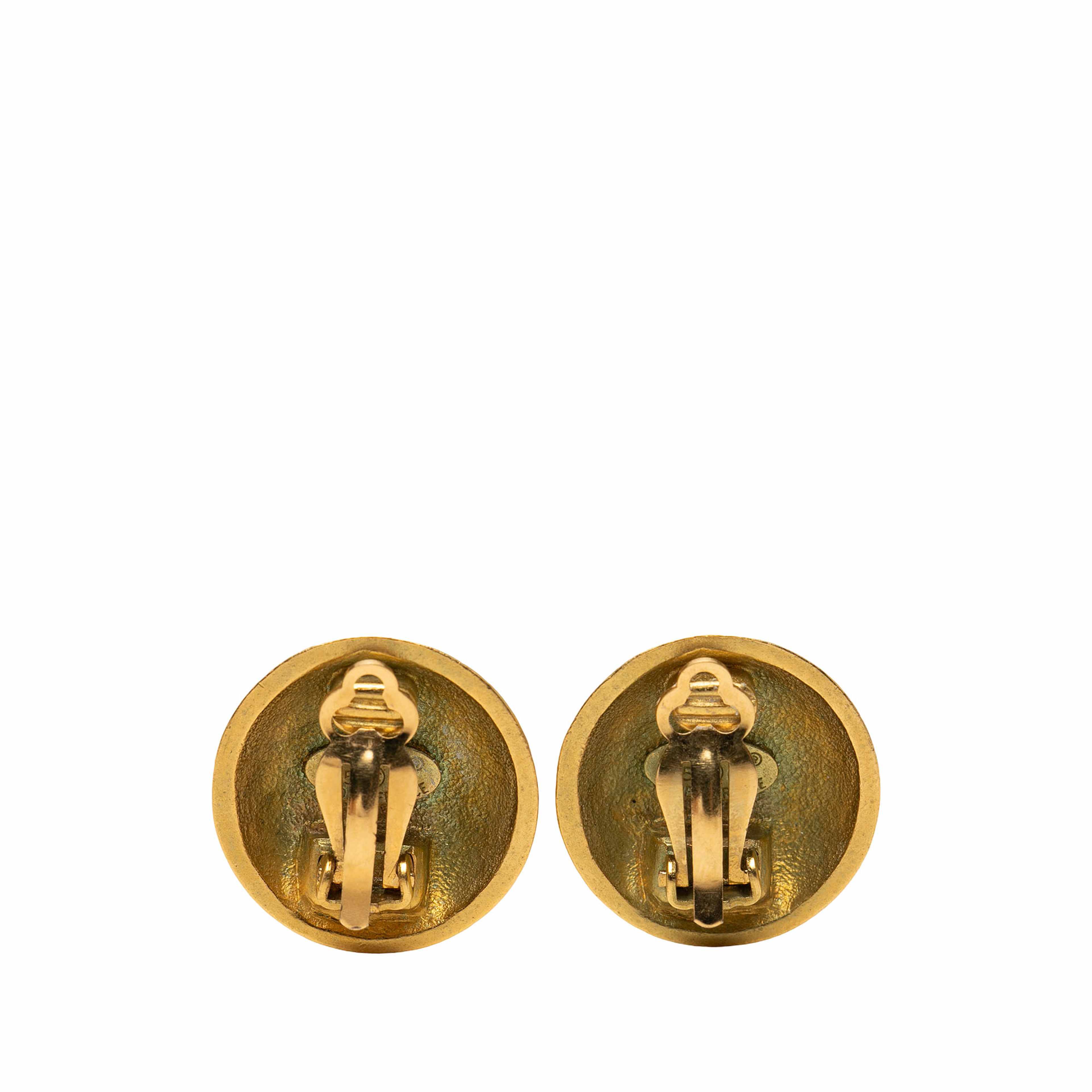 Chanel Cc Gold Plated Round Clip On Earrings, från Luxclusif, i färgen guld. Klicka för att öppna bilden i stort format