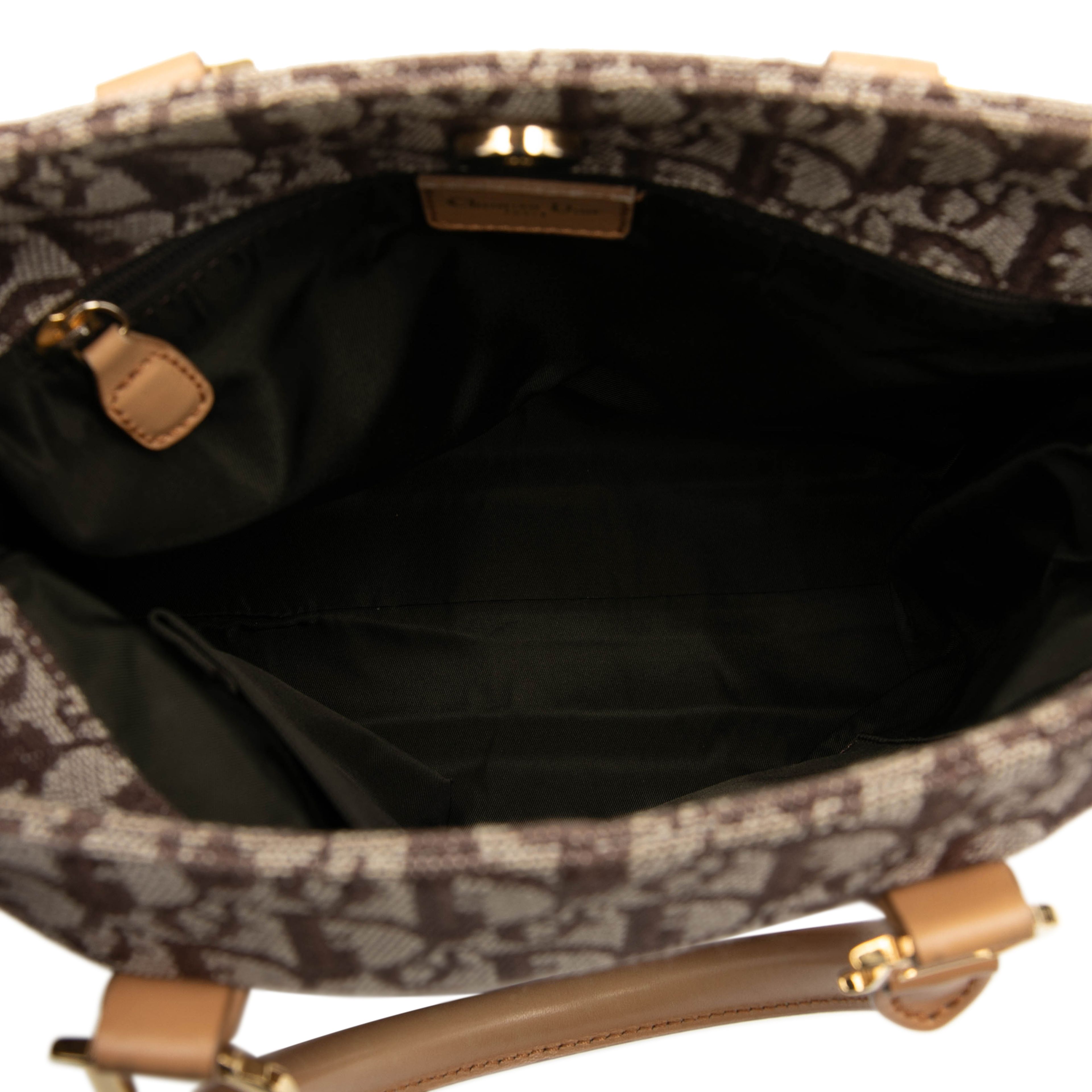 Dior Diorissimo Trotter Canvas Tote, från Luxclusif, i färgen brown. Klicka för att öppna bilden i stort format