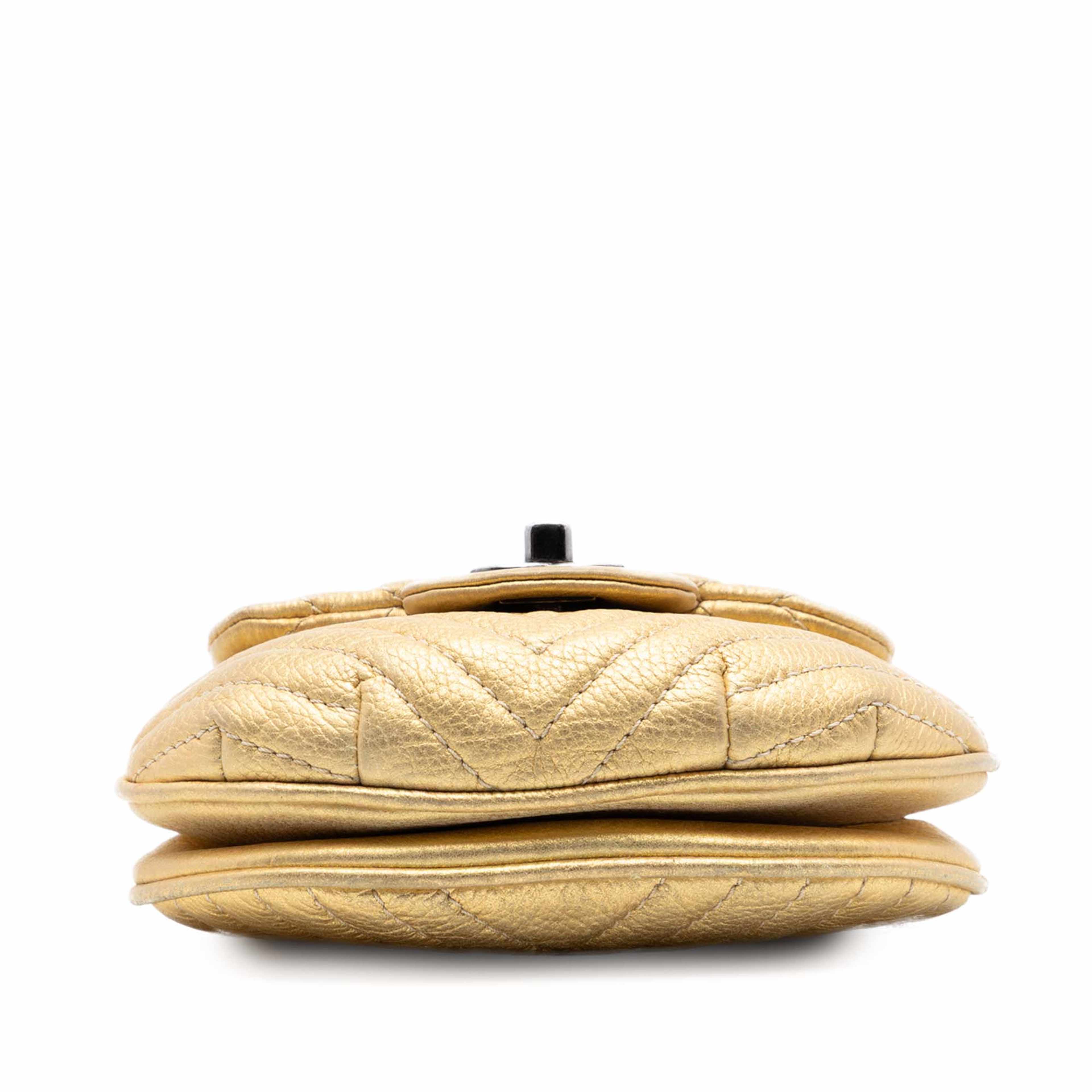 Chanel Cc Chevron Metallic Aged Calfskin Bubble Flap, från Luxclusif, i färgen guld. Klicka för att öppna bilden i stort format