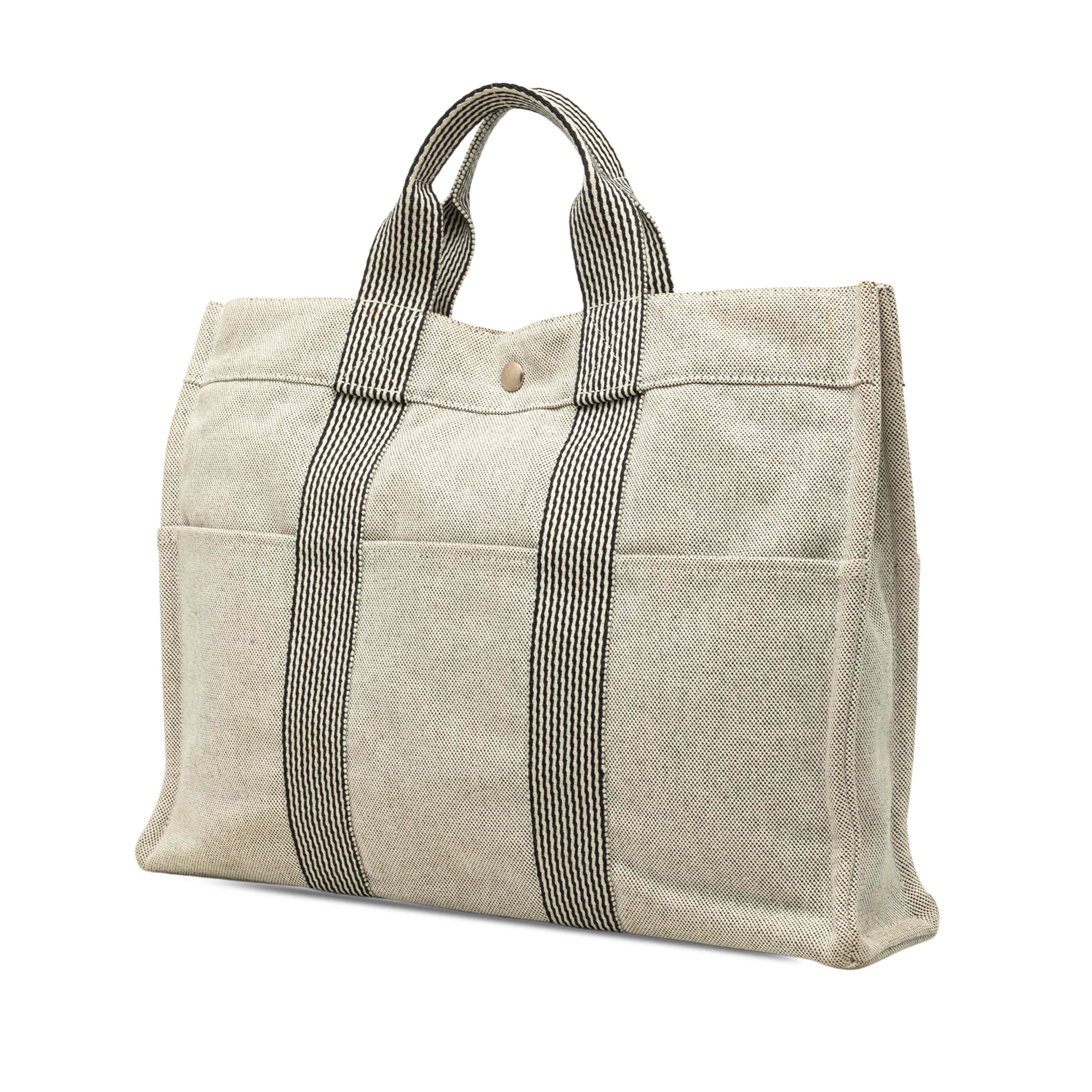 Hermès Canvas Fourre Tout Mm, från Luxclusif, i färgen grå. Klicka för att öppna bilden i stort format