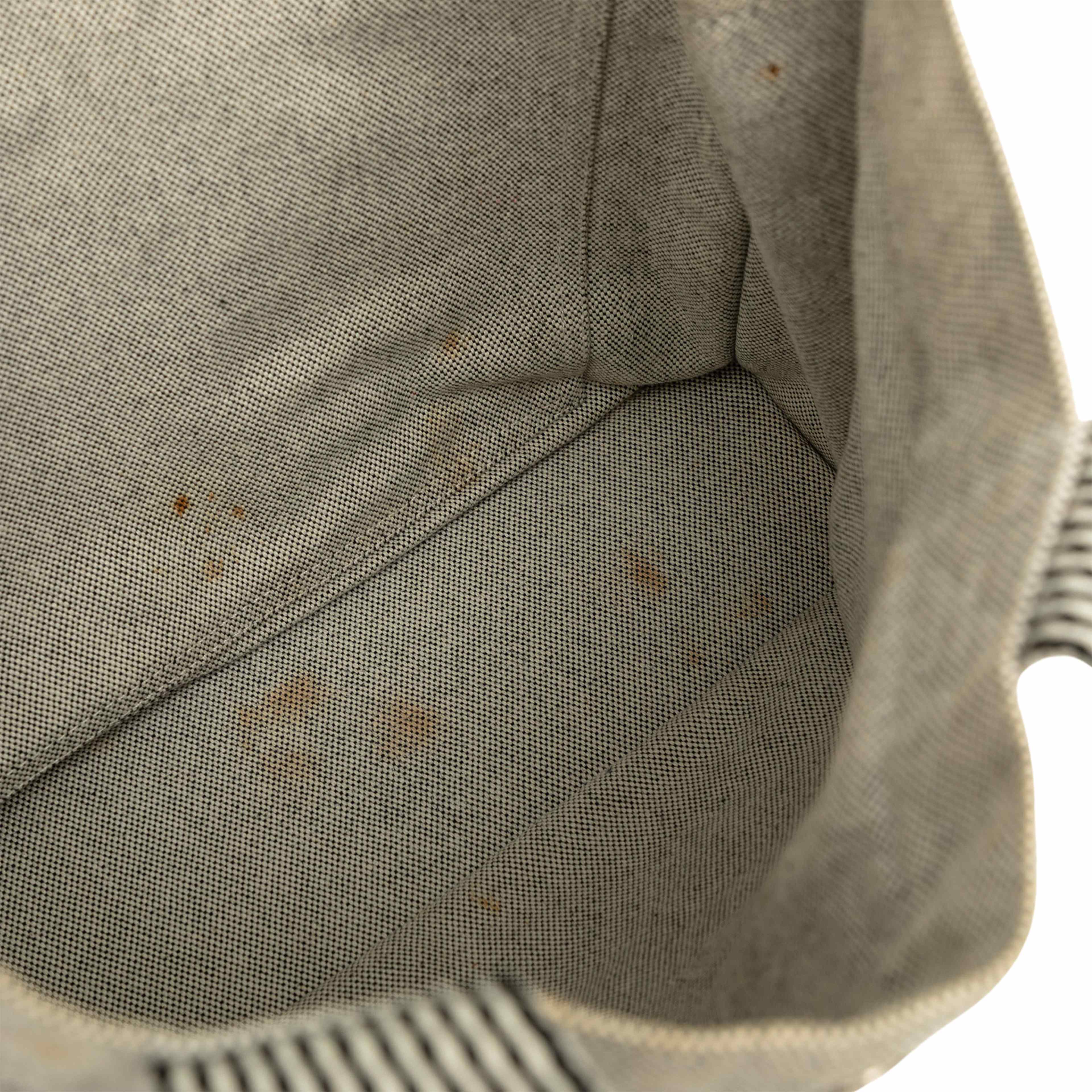 Hermès Canvas Fourre Tout Mm, från Luxclusif, i färgen grå. Klicka för att öppna bilden i stort format