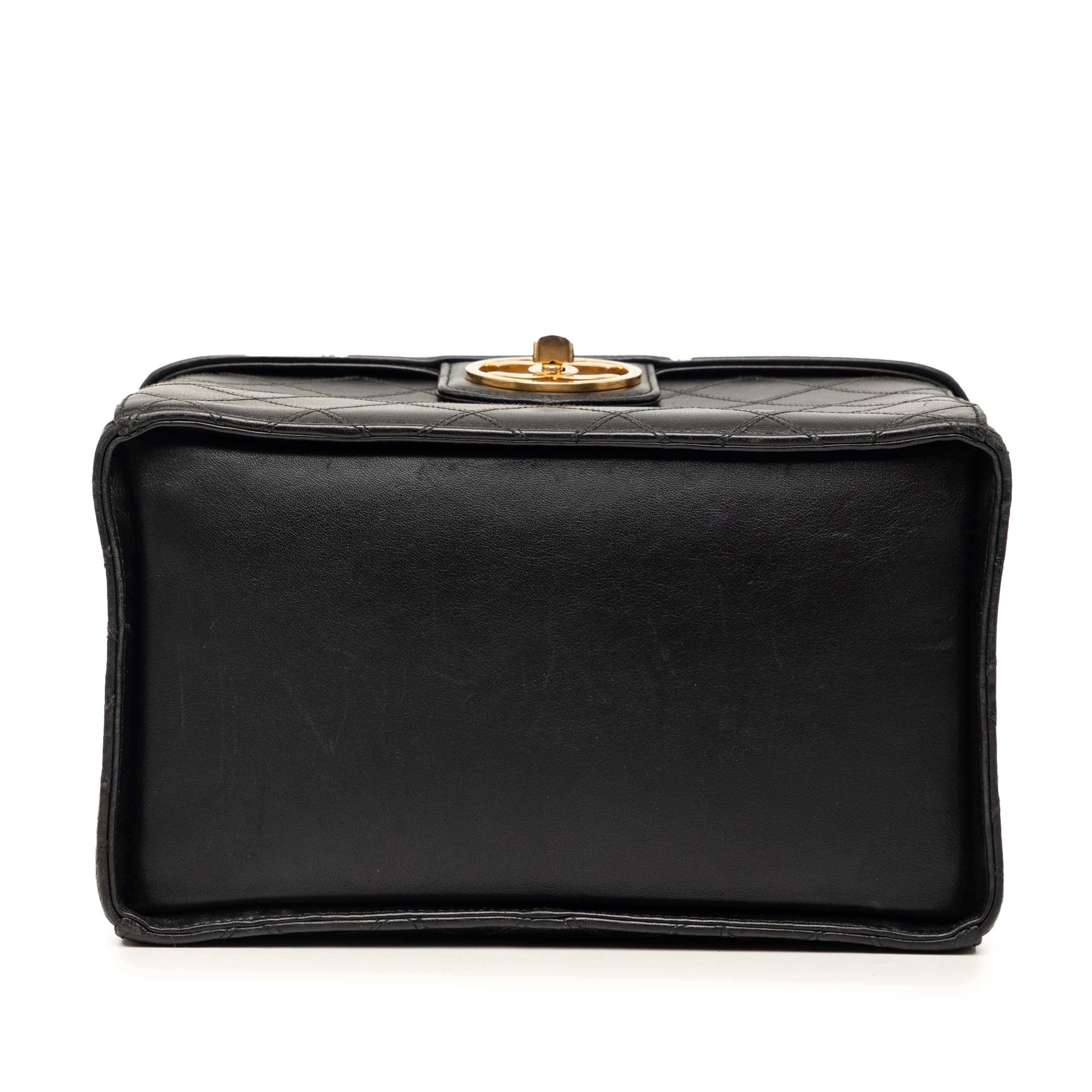 Chanel Cc Stitched Calfskin Turnlock Vanity Case, från Luxclusif, i färgen svart. Klicka för att öppna bilden i stort format