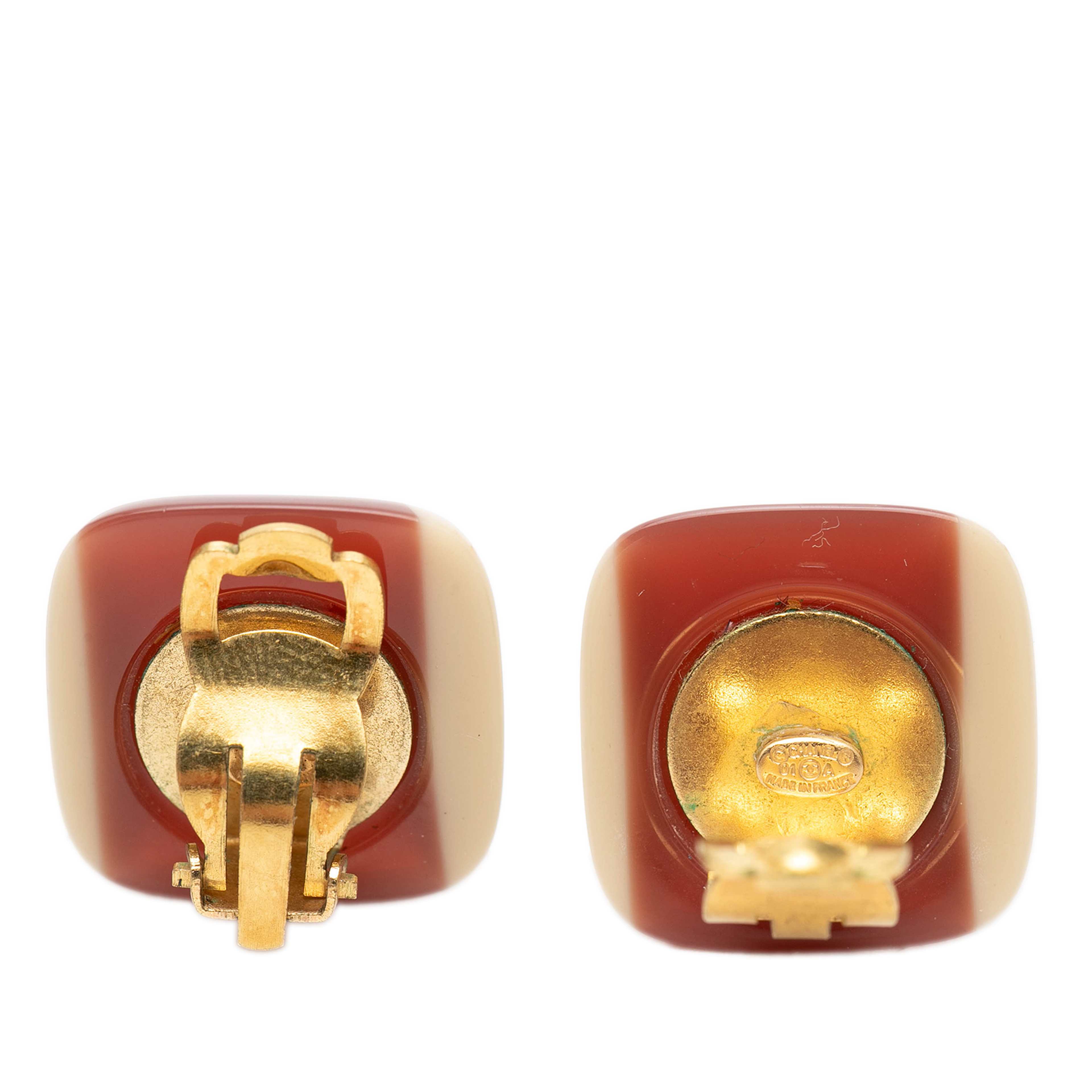 Chanel Cc Gold Plated Resin Square Clip On Earrings, från Luxclusif, i färgen red. Klicka för att öppna bilden i stort format