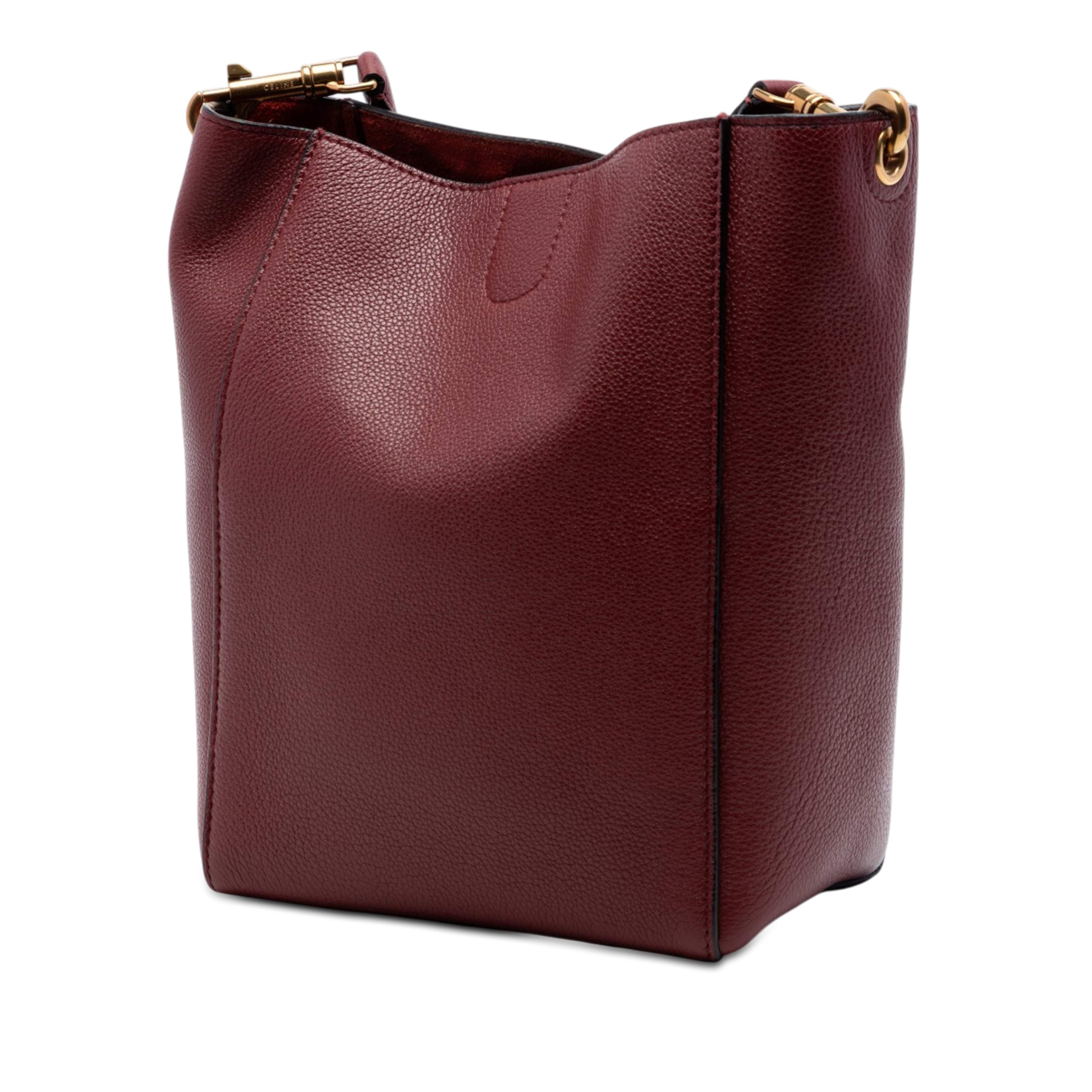 Celine Small Leather Seau Sangle Bucket Bag, från Luxclusif, i färgen röd. Klicka för att öppna bilden i stort format