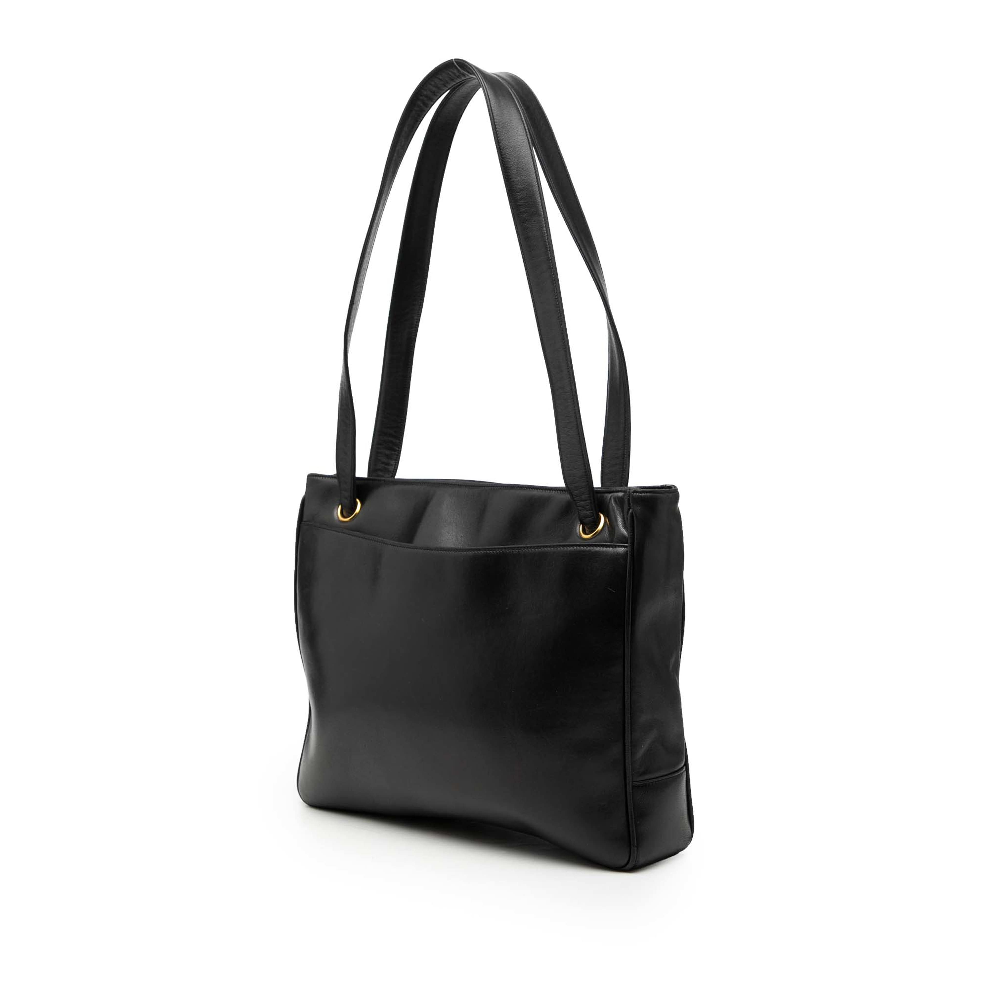 Chanel Lambskin Cc Studded Logo Tote, från Luxclusif, i färgen black. Klicka för att öppna bilden i stort format