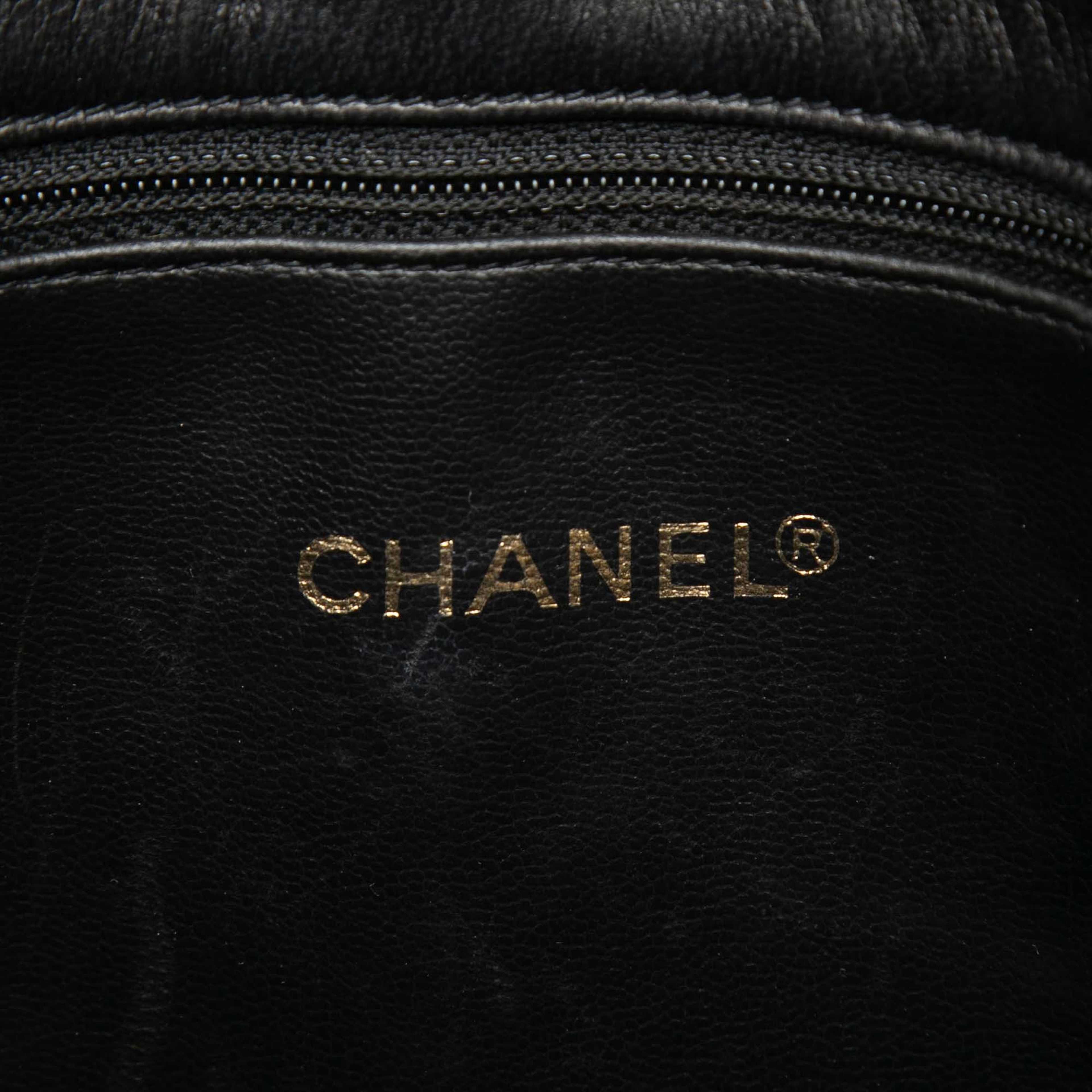Chanel Lambskin Cc Studded Logo Tote, från Luxclusif, i färgen black. Klicka för att öppna bilden i stort format